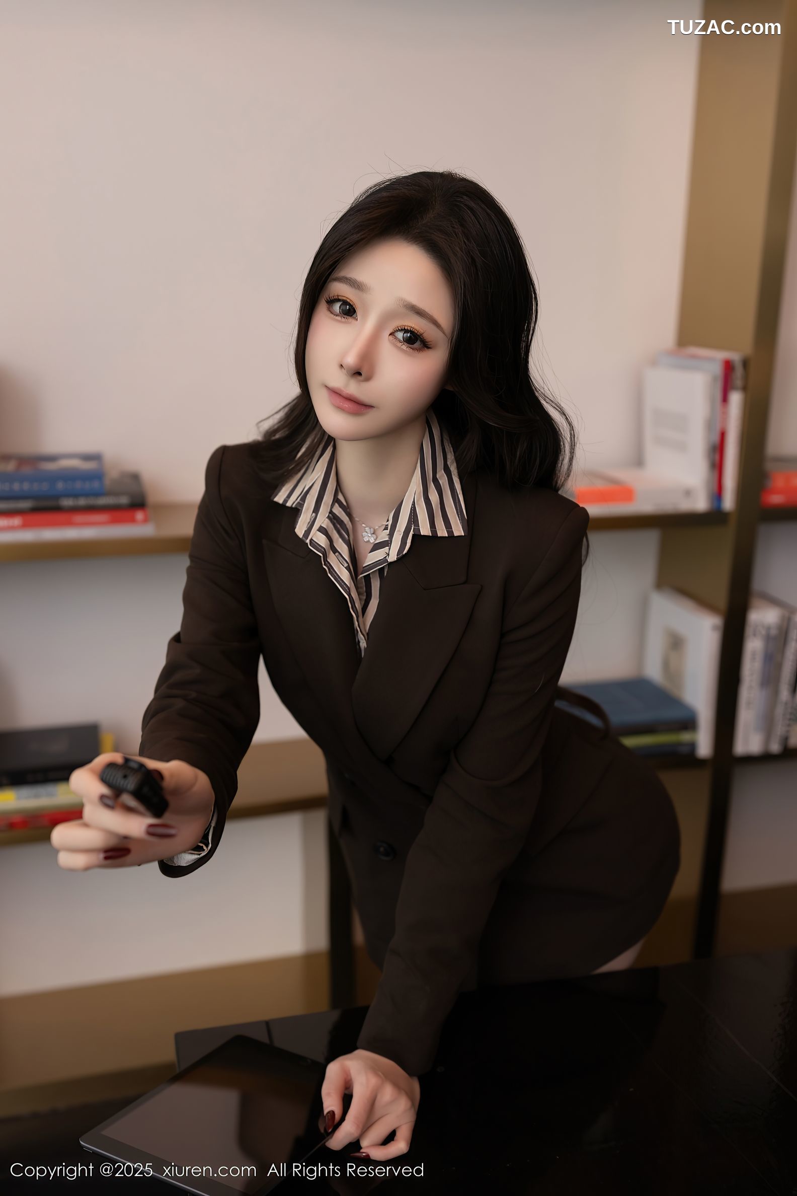 XiuRen秀人网-10202-小逗逗-OL性感灰色丝袜-2025.04.25