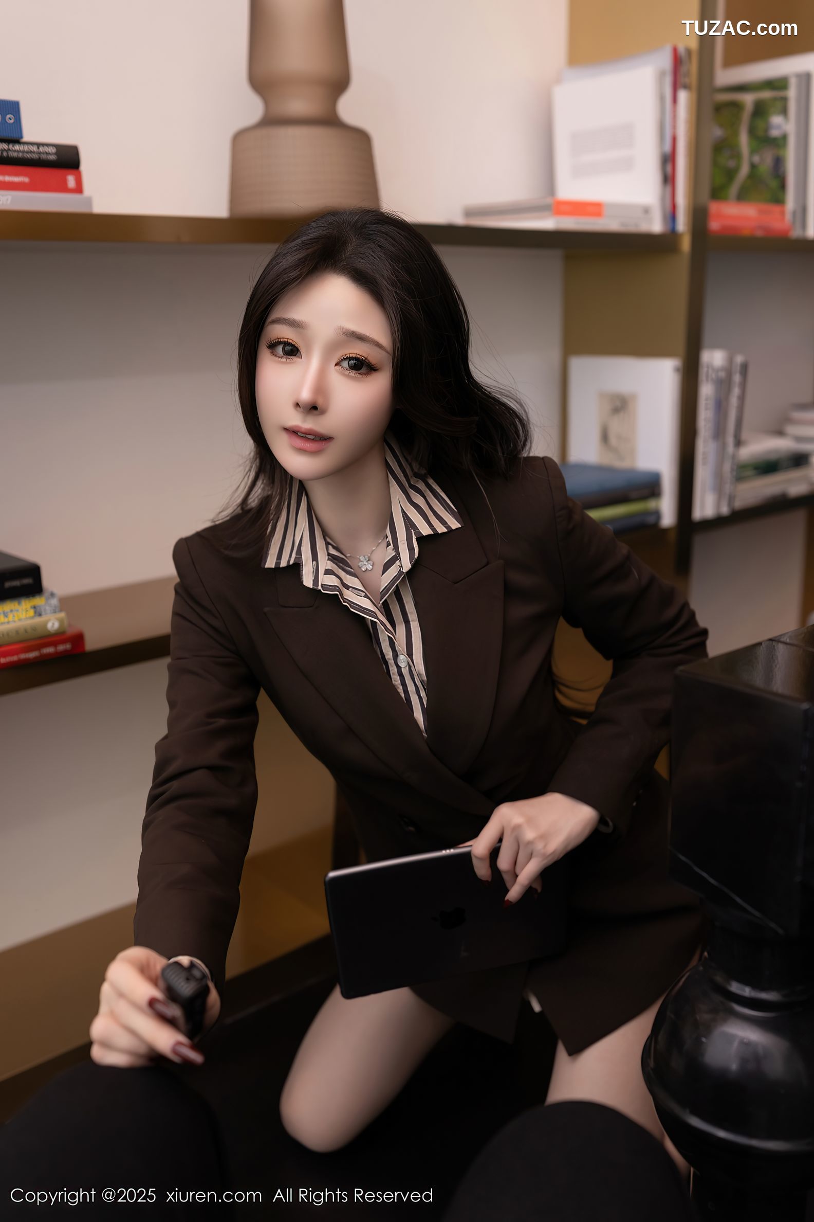 XiuRen秀人网-10202-小逗逗-OL性感灰色丝袜-2025.04.25