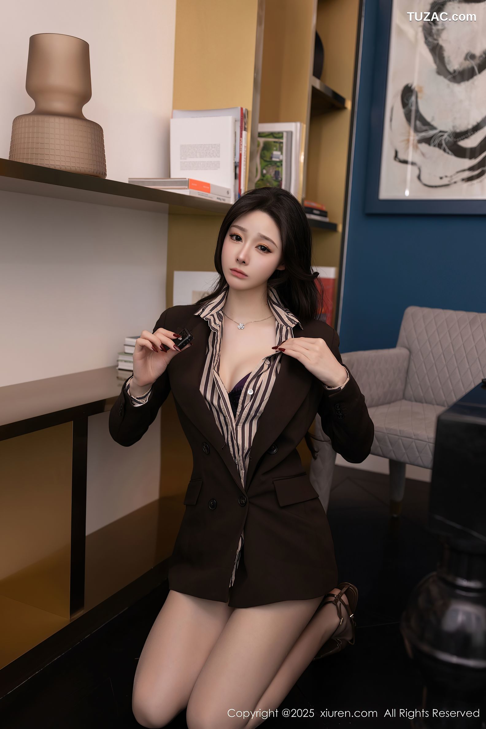 XiuRen秀人网-10202-小逗逗-OL性感灰色丝袜-2025.04.25