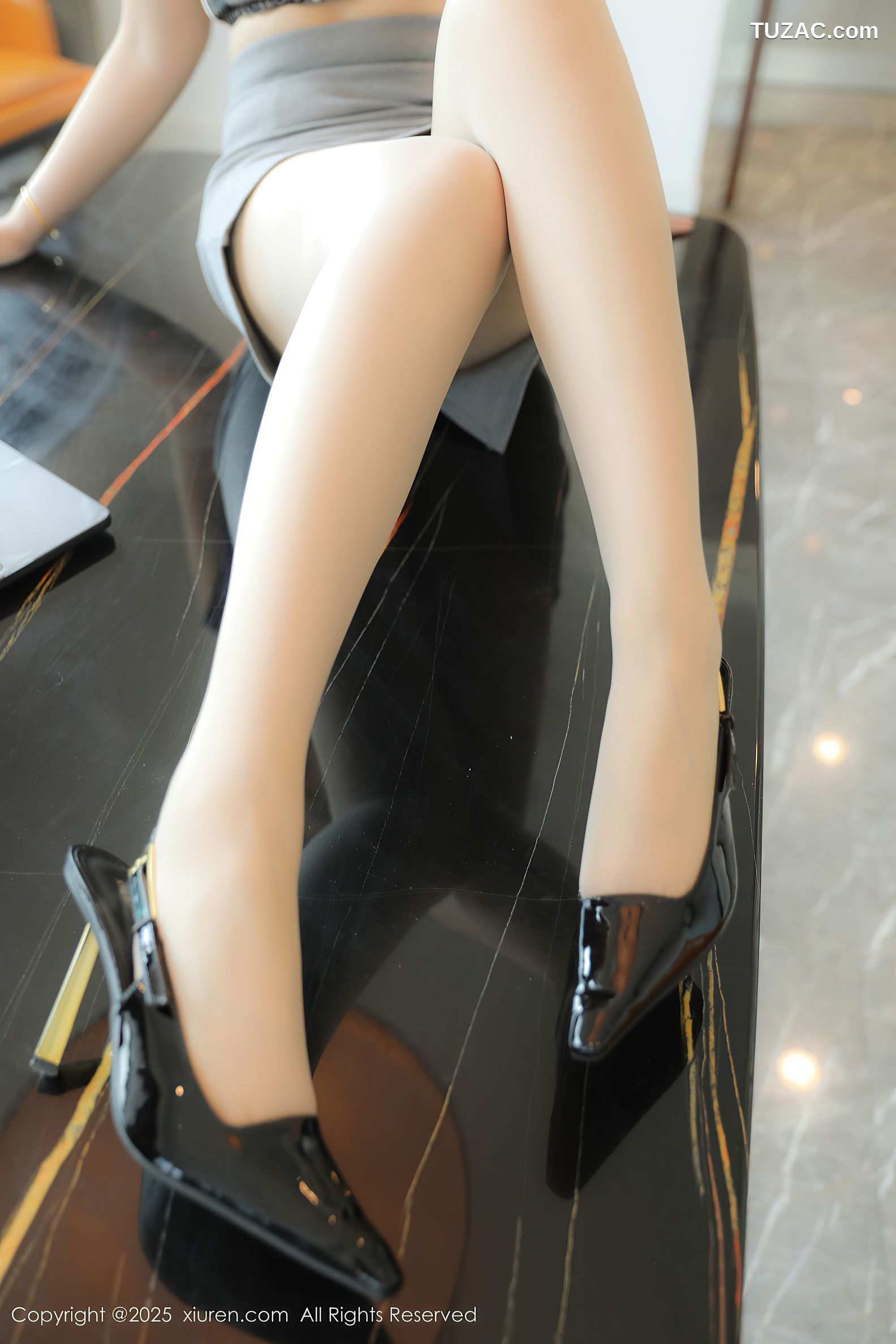 XiuRen秀人网-10213-希雅sia-OL深蓝无袖T恤灰短裙白丝爆乳-2025.04.28