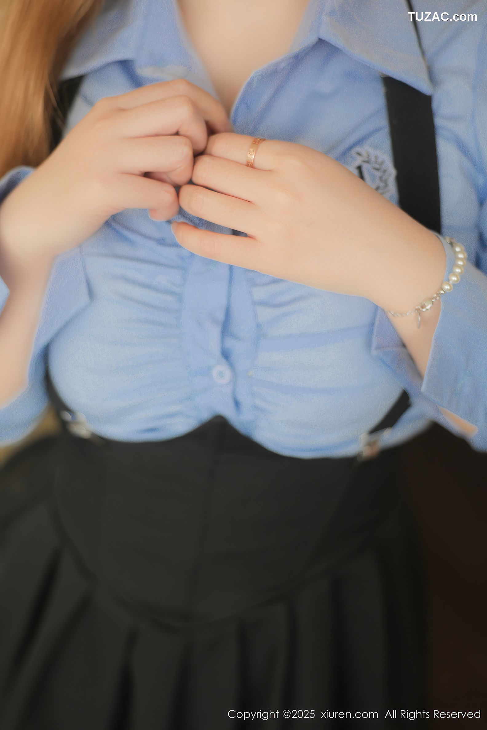 XiuRen秀人网-10224-M麦当劳-制服蓝衬衫黑色百褶裙黑色情趣内衣黑丝-2025.04.30