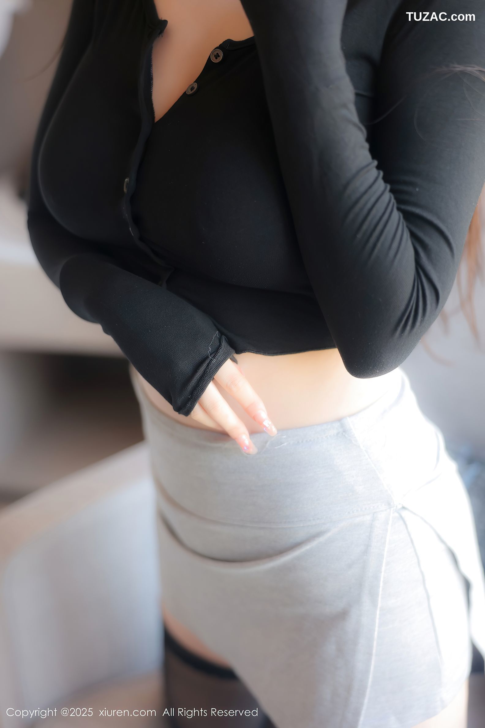 XiuRen秀人网-10225-小阿蓝-黑T灰色包臀裙白色蕾丝内衣黑丝-2025.04.30