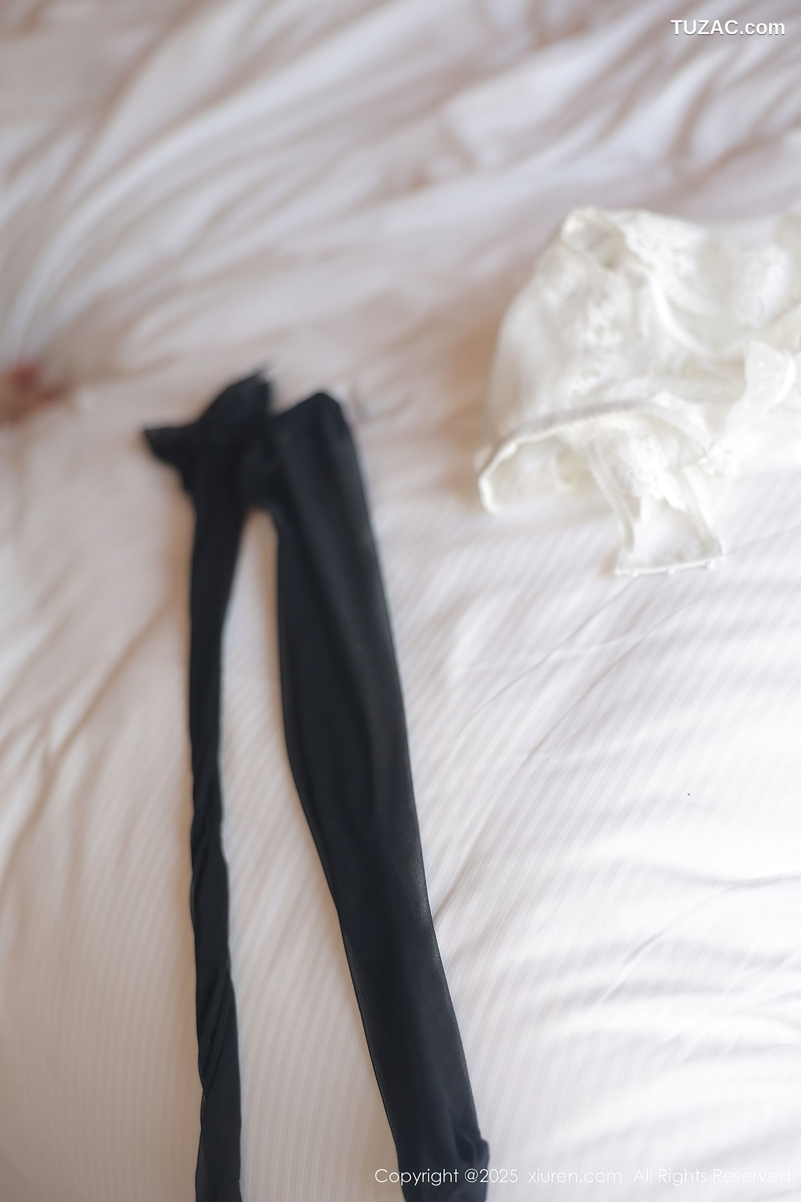 XiuRen秀人网-10225-小阿蓝-黑T灰色包臀裙白色蕾丝内衣黑丝-2025.04.30