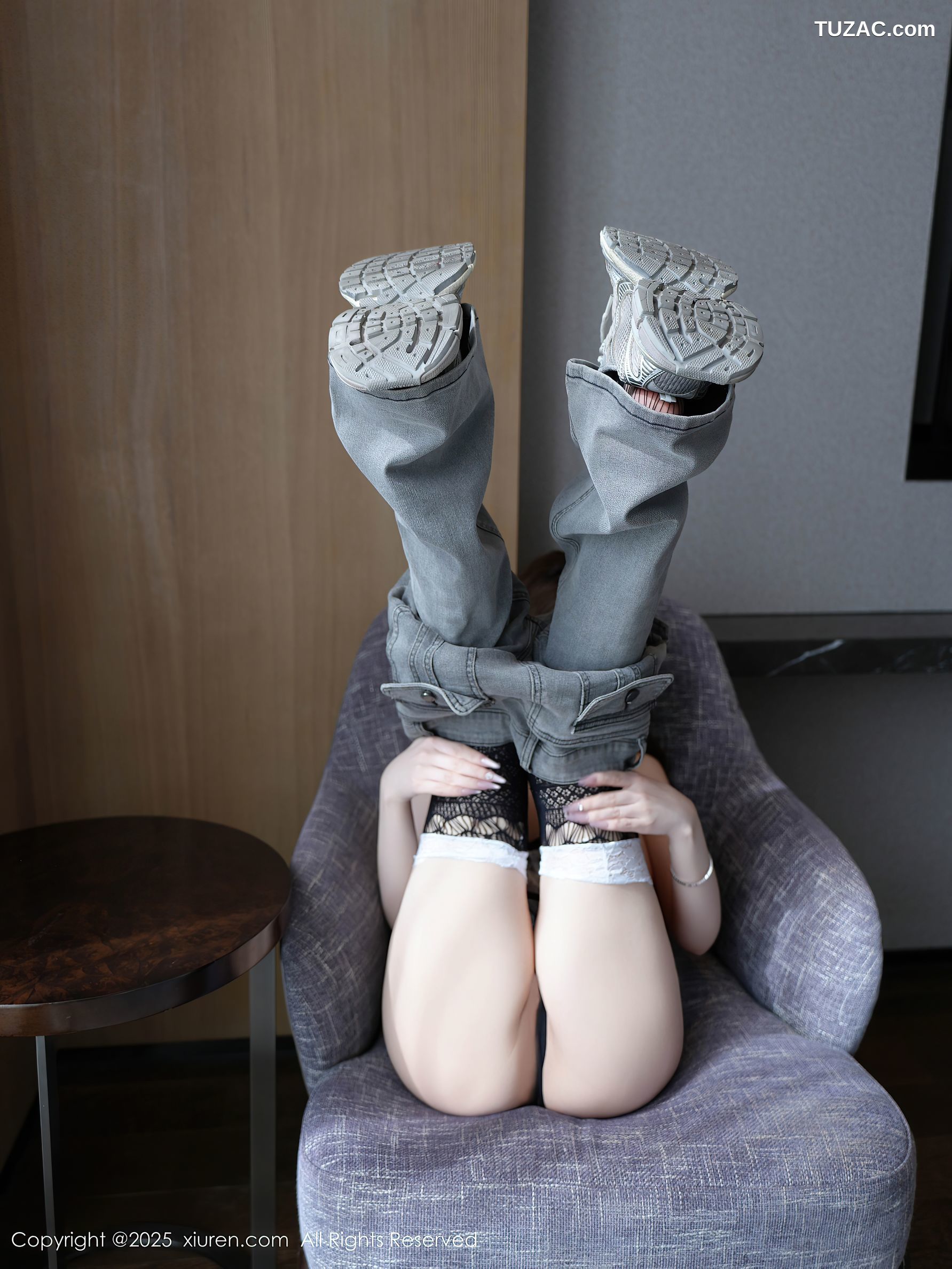 XiuRen秀人网-10227-甜妮-白色T恤灰牛仔裤黑色内衣爆乳-2025.04.30