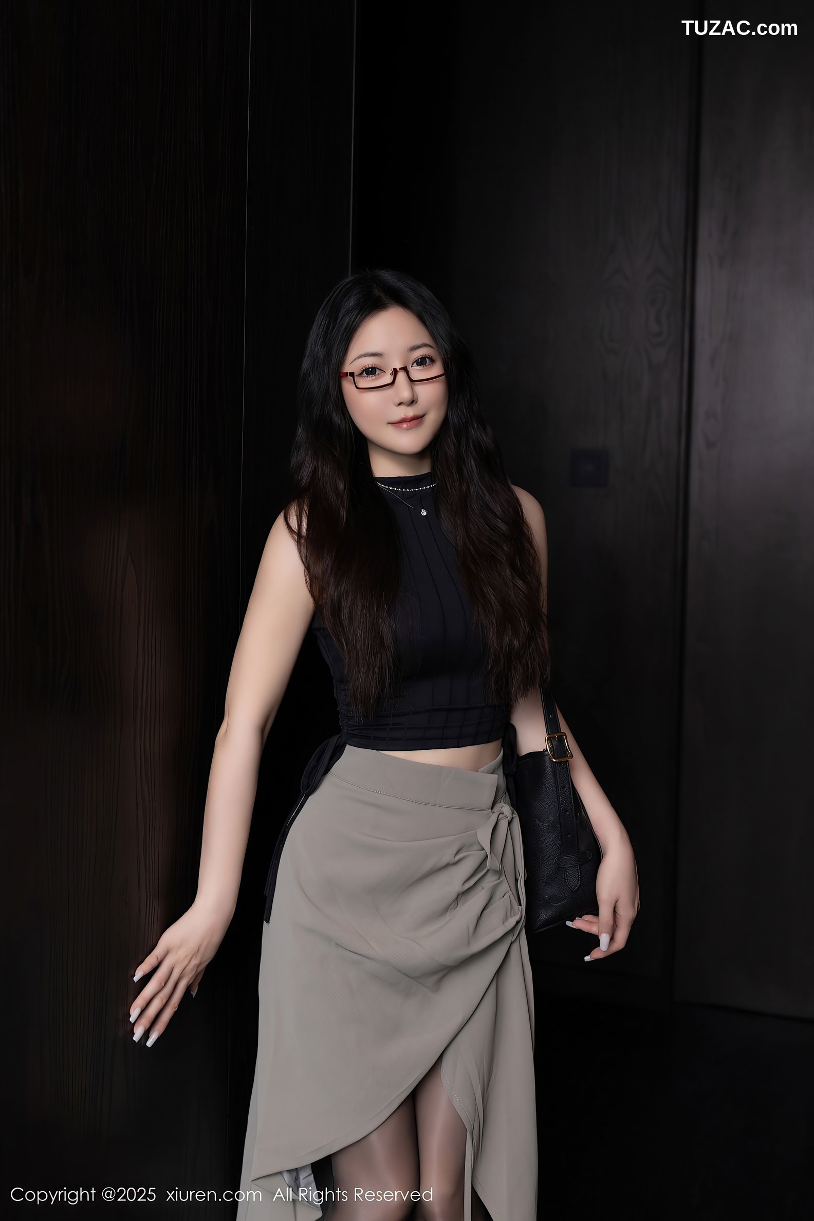 XiuRen秀人网-10231-鱼子酱Fish-OL黑T灰裙紫色内衣魅惑黑丝-2025.04.30