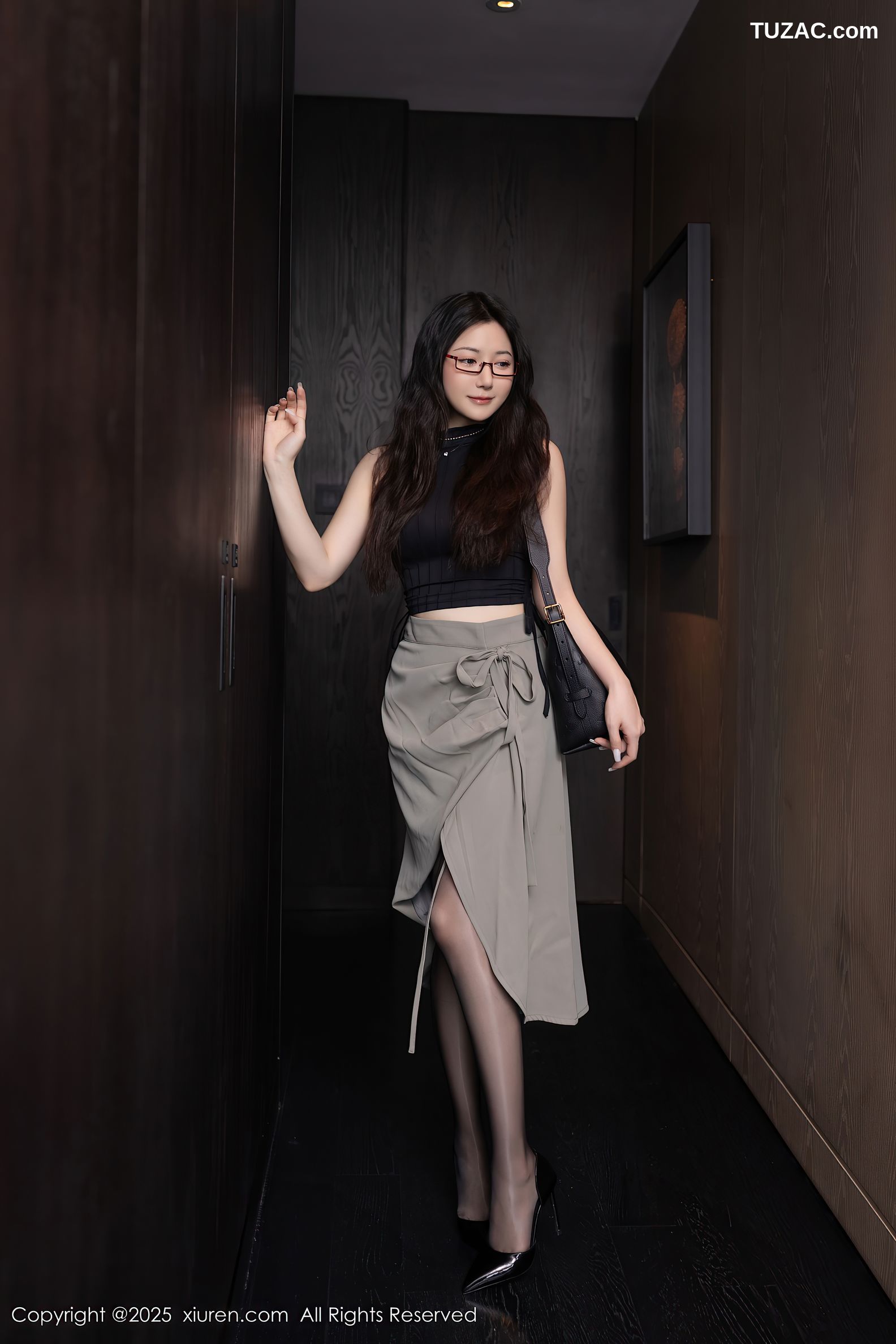 XiuRen秀人网-10231-鱼子酱Fish-OL黑T灰裙紫色内衣魅惑黑丝-2025.04.30