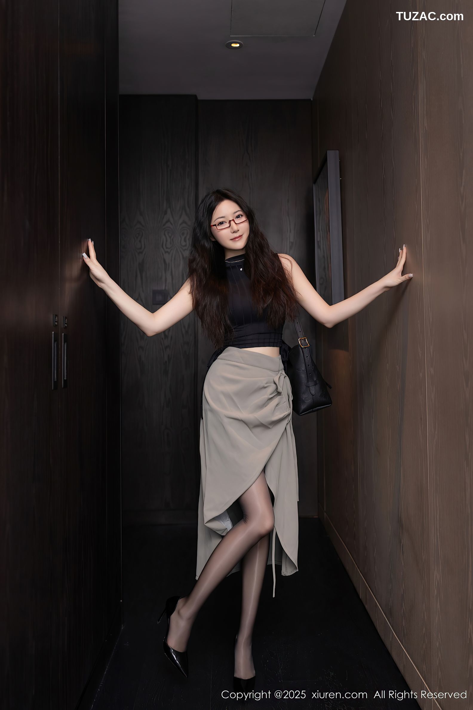 XiuRen秀人网-10231-鱼子酱Fish-OL黑T灰裙紫色内衣魅惑黑丝-2025.04.30