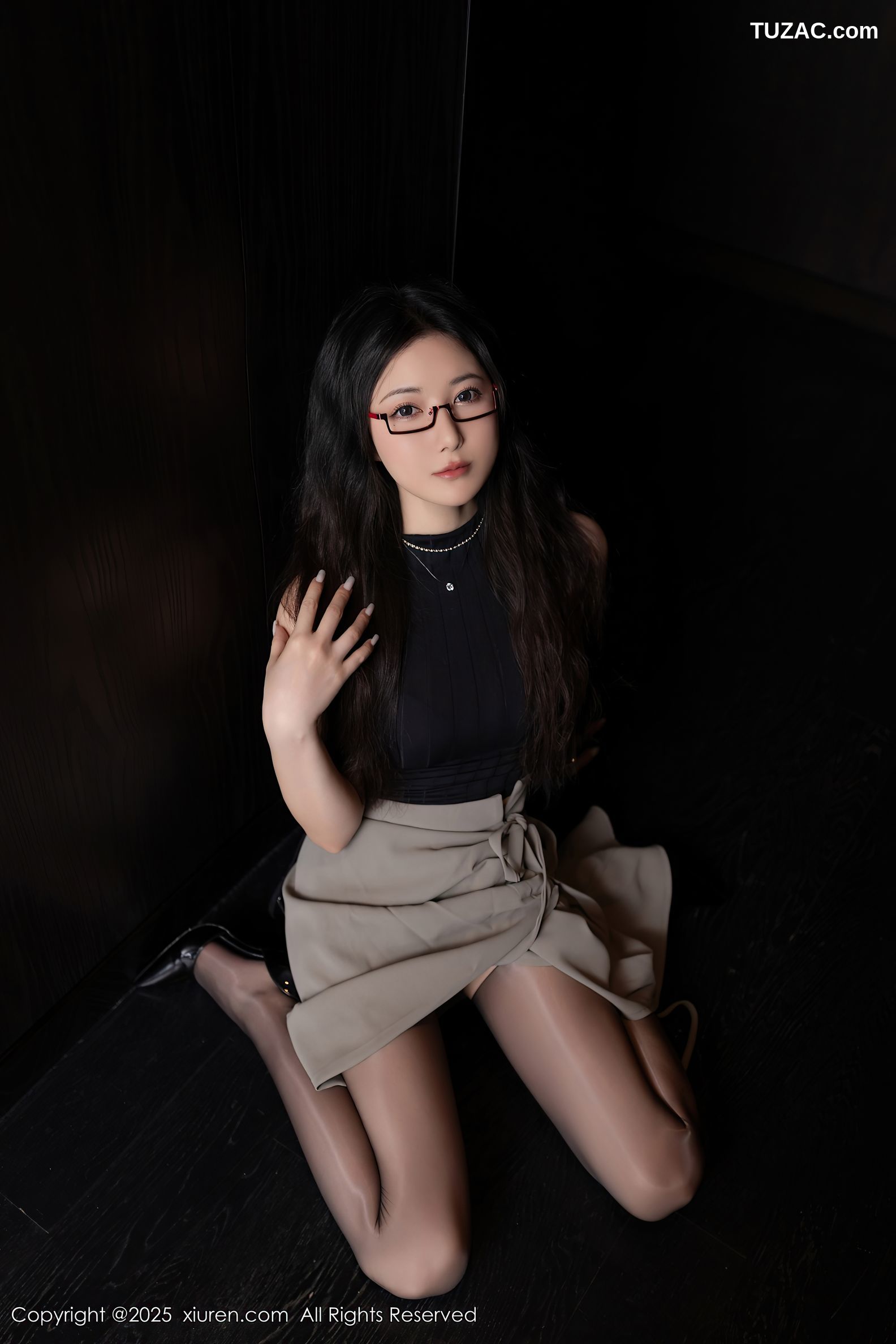 XiuRen秀人网-10231-鱼子酱Fish-OL黑T灰裙紫色内衣魅惑黑丝-2025.04.30