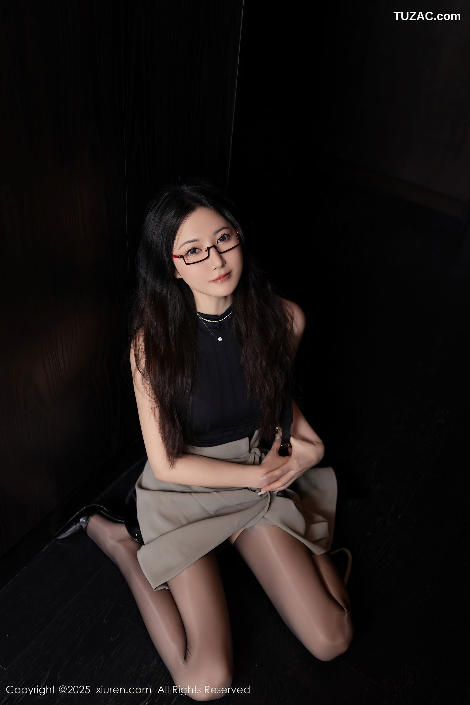 XiuRen秀人网-10231-鱼子酱Fish-OL黑T灰裙紫色内衣魅惑黑丝-2025.04.30