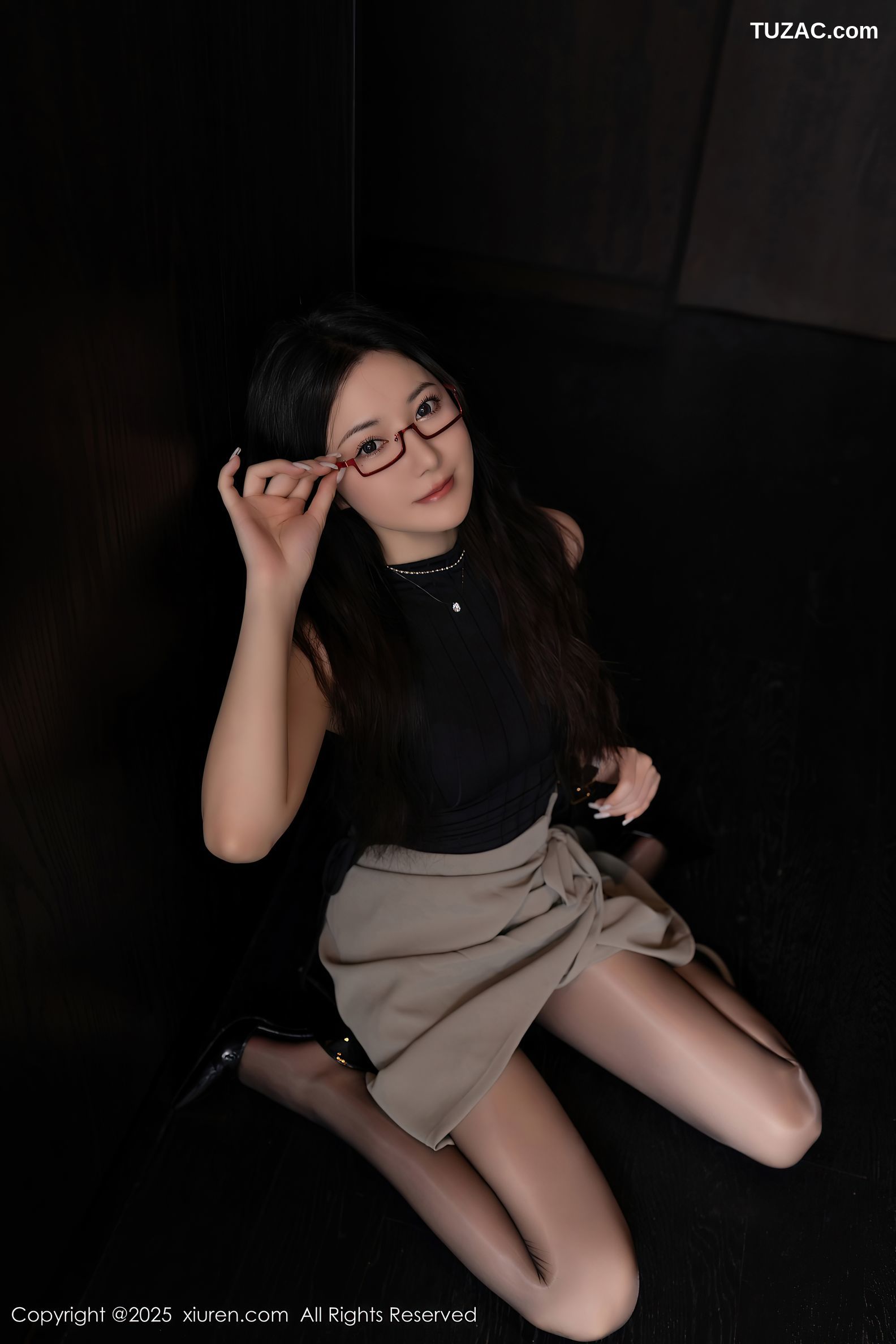 XiuRen秀人网-10231-鱼子酱Fish-OL黑T灰裙紫色内衣魅惑黑丝-2025.04.30