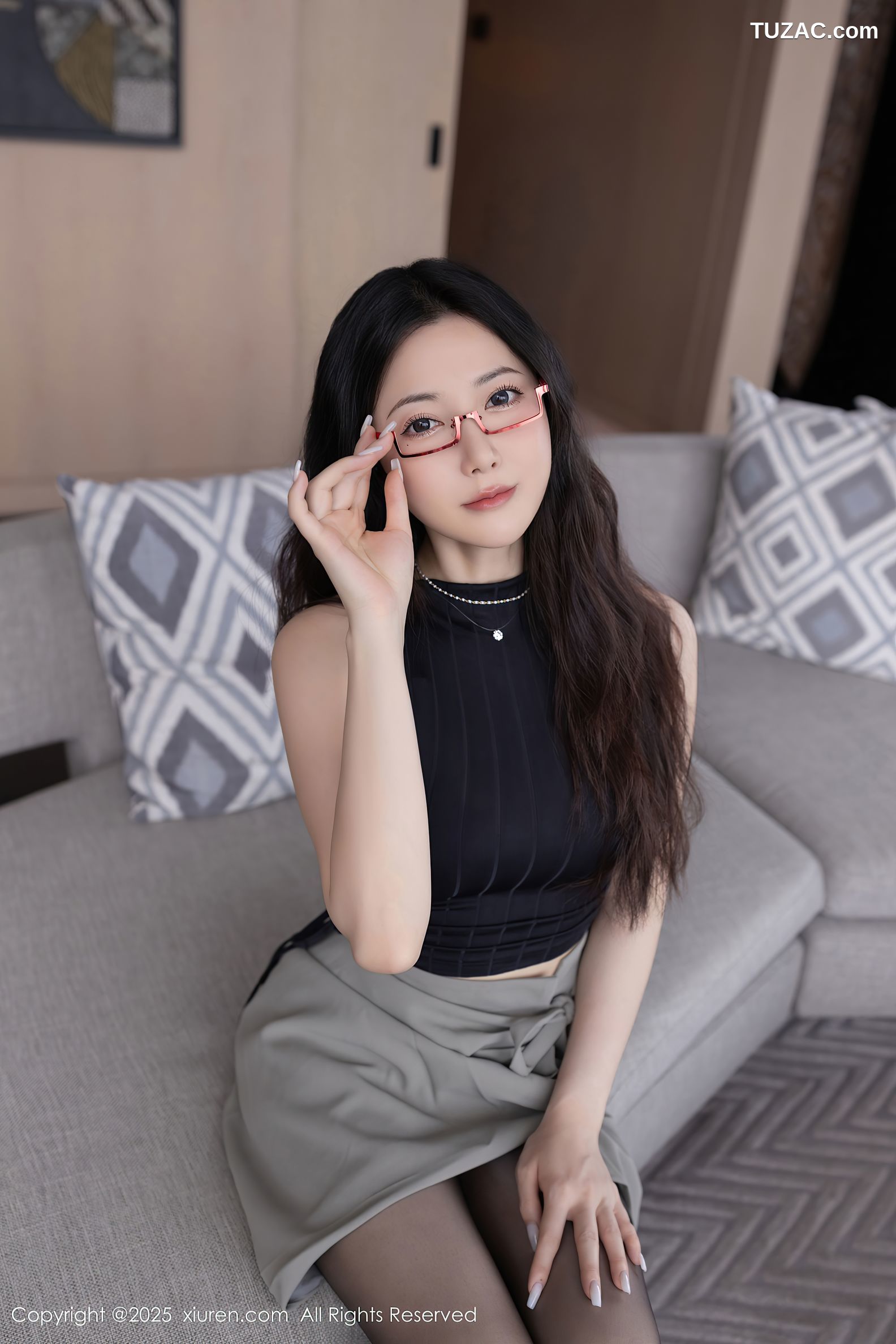 XiuRen秀人网-10231-鱼子酱Fish-OL黑T灰裙紫色内衣魅惑黑丝-2025.04.30