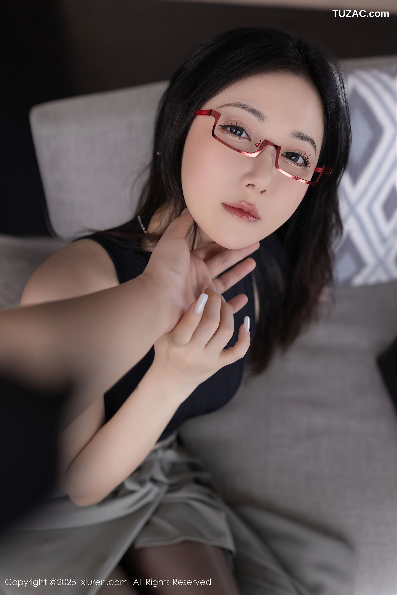 XiuRen秀人网-10231-鱼子酱Fish-OL黑T灰裙紫色内衣魅惑黑丝-2025.04.30