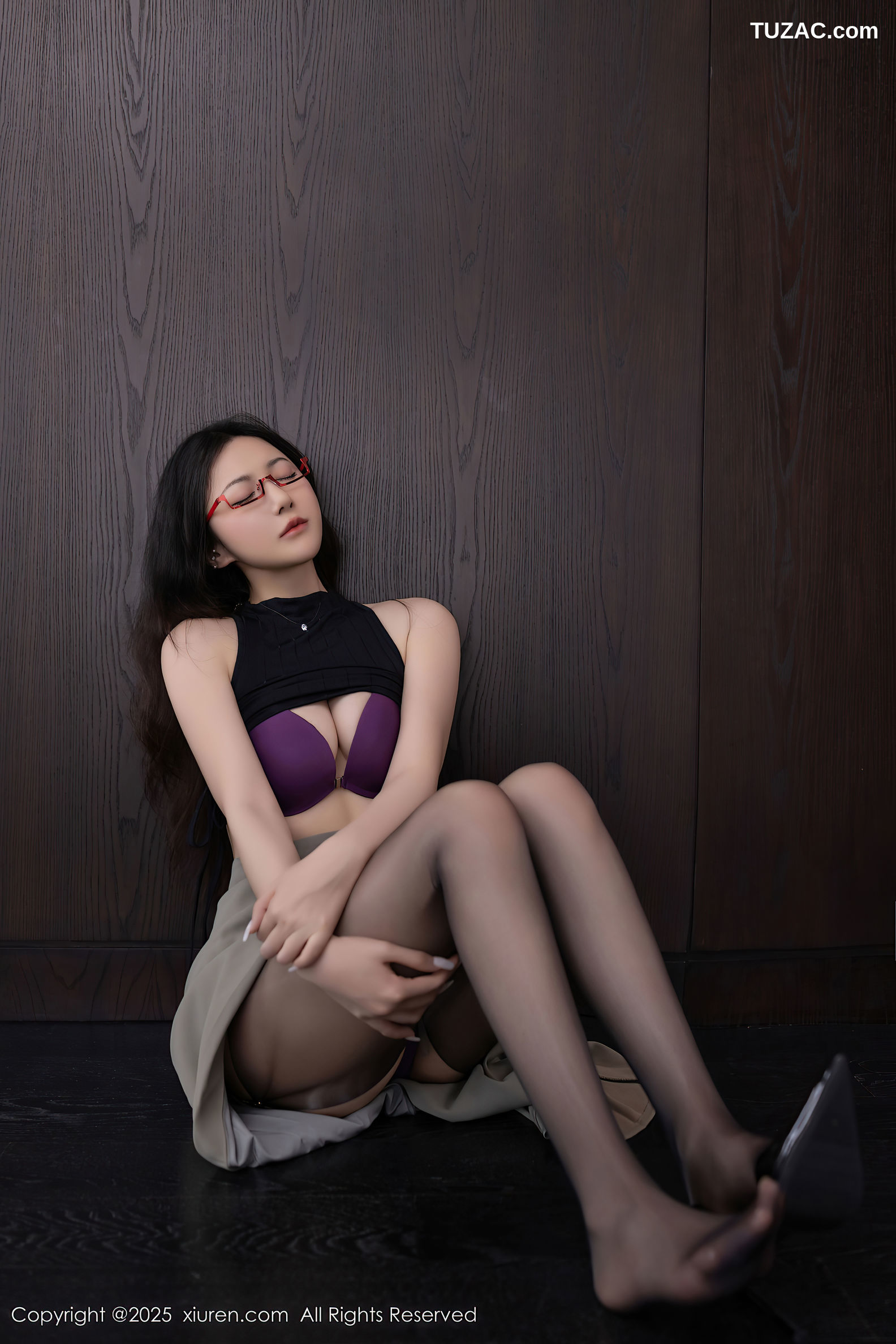 XiuRen秀人网-10231-鱼子酱Fish-OL黑T灰裙紫色内衣魅惑黑丝-2025.04.30