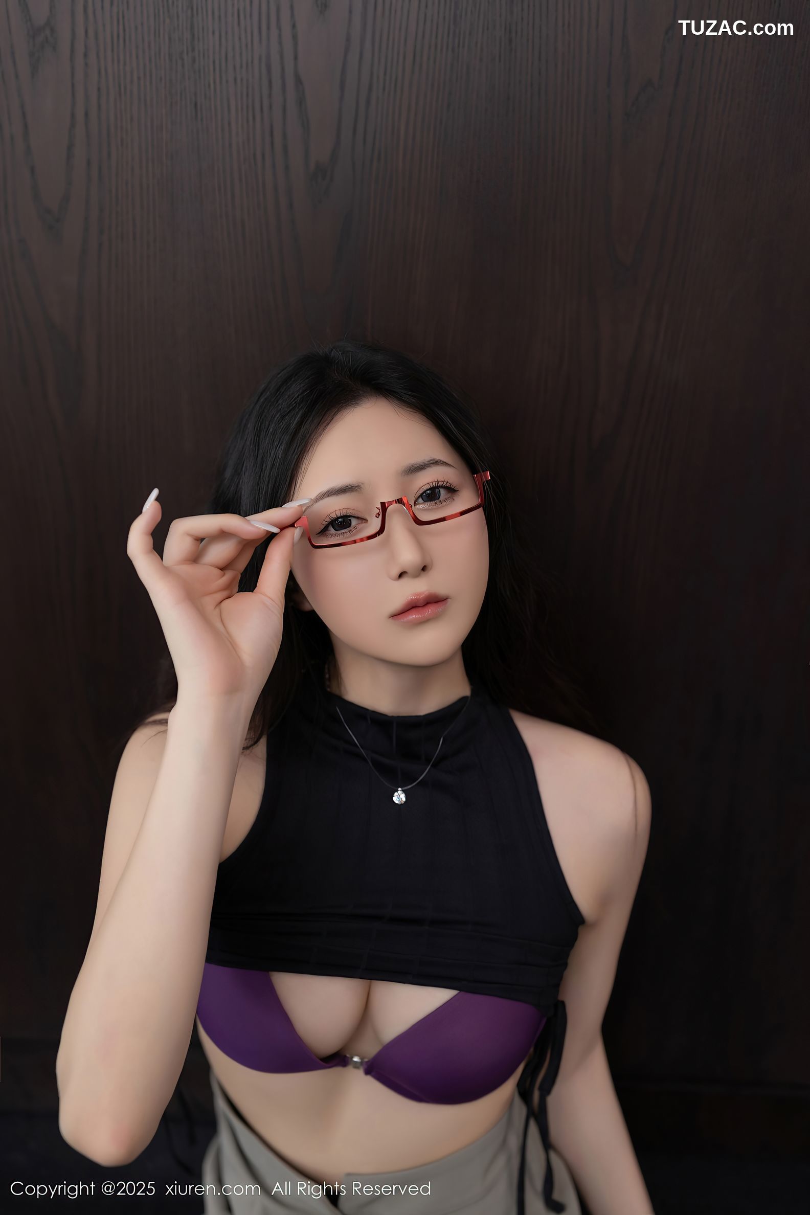 XiuRen秀人网-10231-鱼子酱Fish-OL黑T灰裙紫色内衣魅惑黑丝-2025.04.30