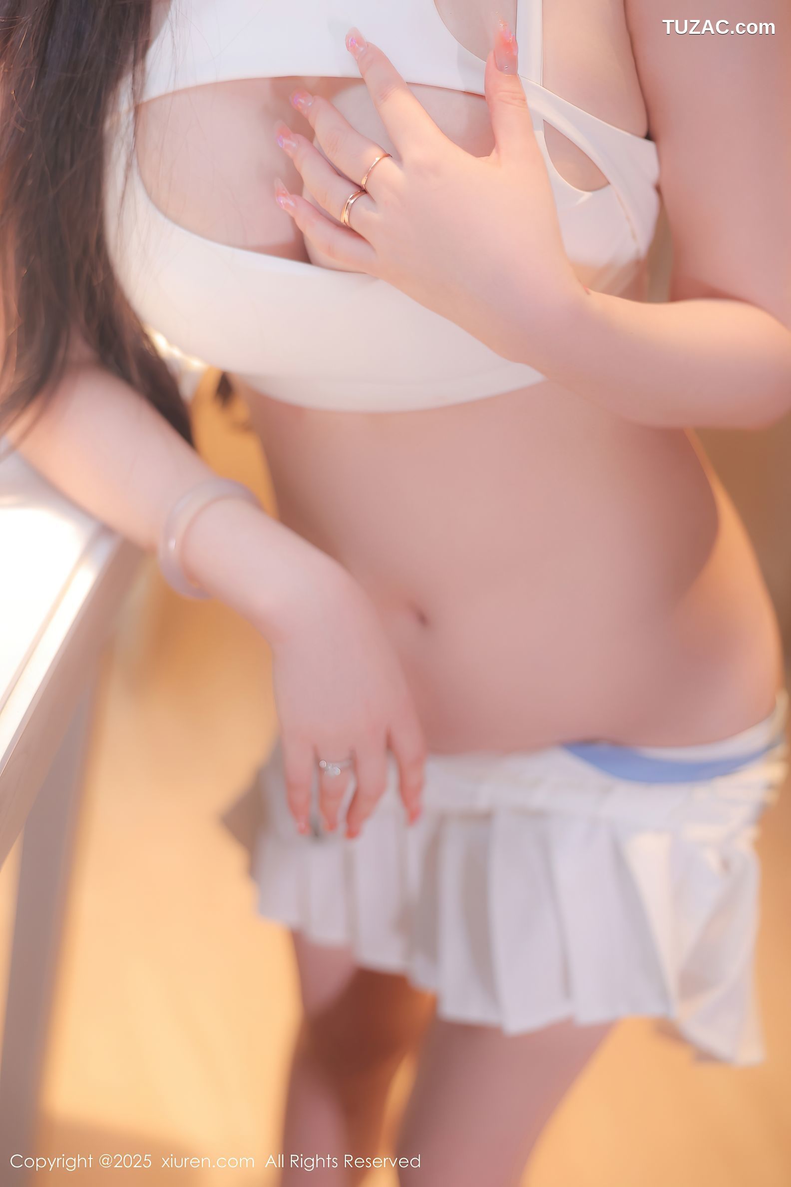 XiuRen秀人网-10254-奶油猫呀-白色背心白色超短百褶裙爆乳萝莉-2025.05.09