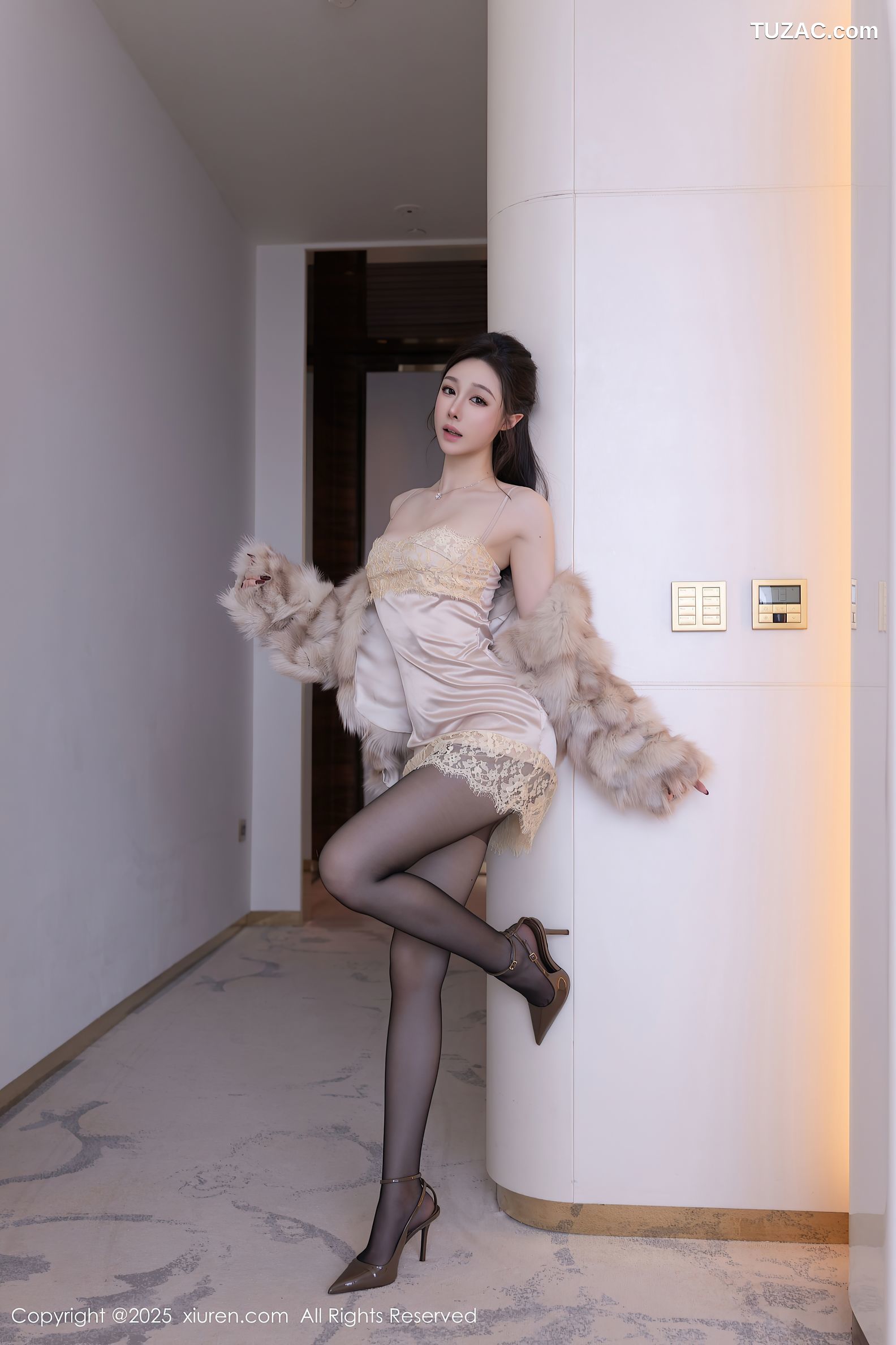 XiuRen秀人网-10259-小逗逗-皮草披肩浅色吊带睡裙黑丝-2025.05.09