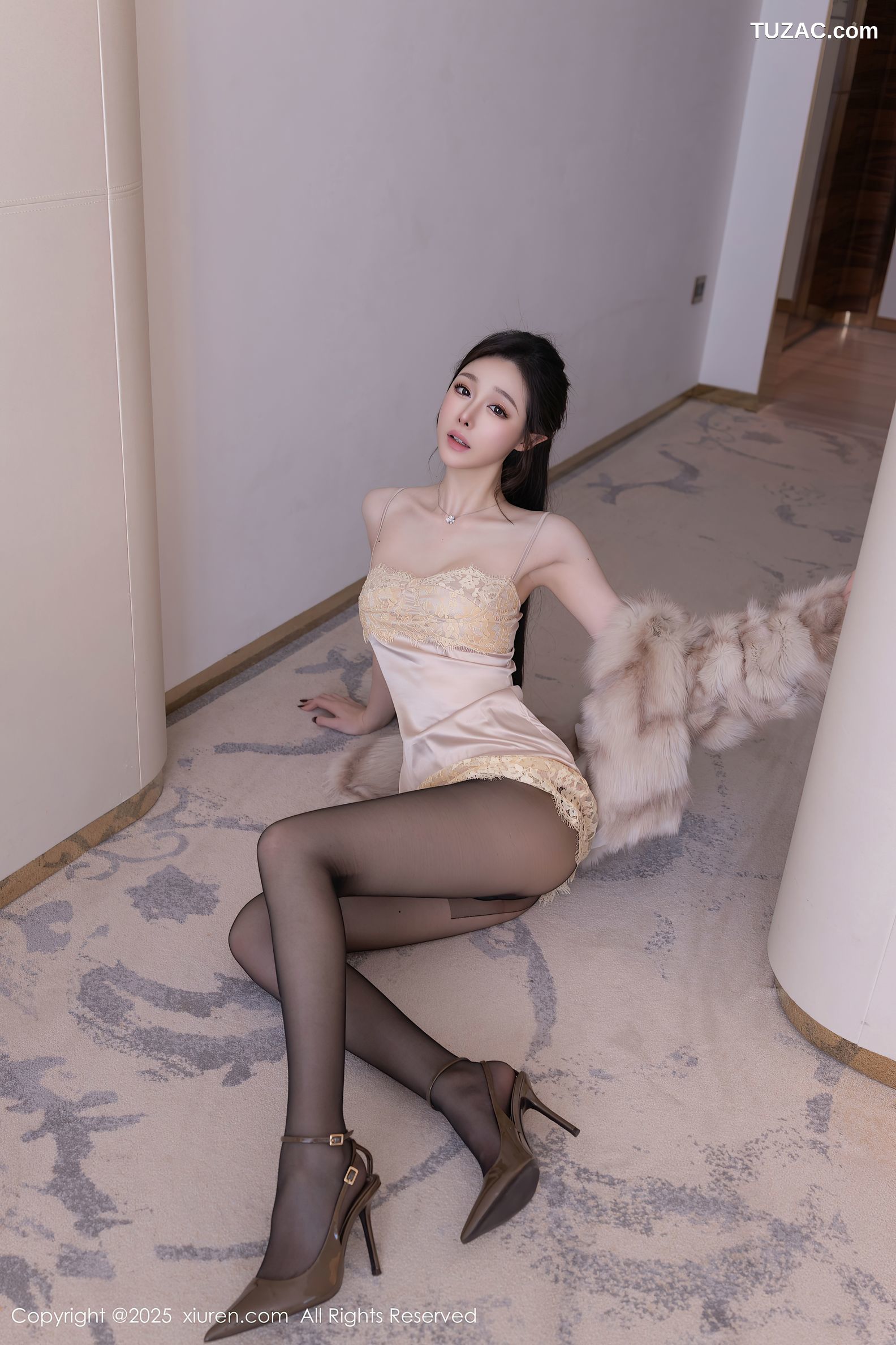 XiuRen秀人网-10259-小逗逗-皮草披肩浅色吊带睡裙黑丝-2025.05.09