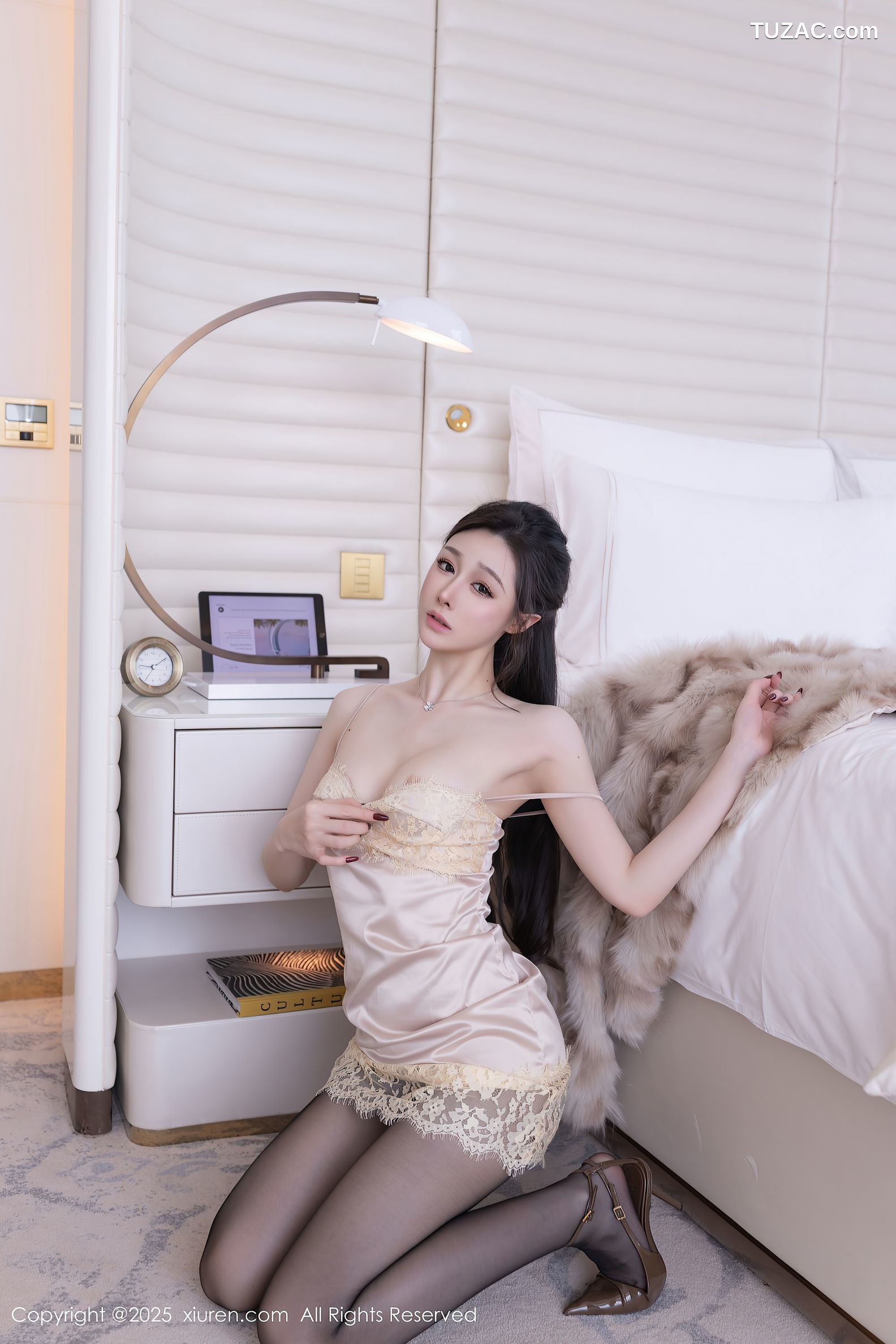 XiuRen秀人网-10259-小逗逗-皮草披肩浅色吊带睡裙黑丝-2025.05.09