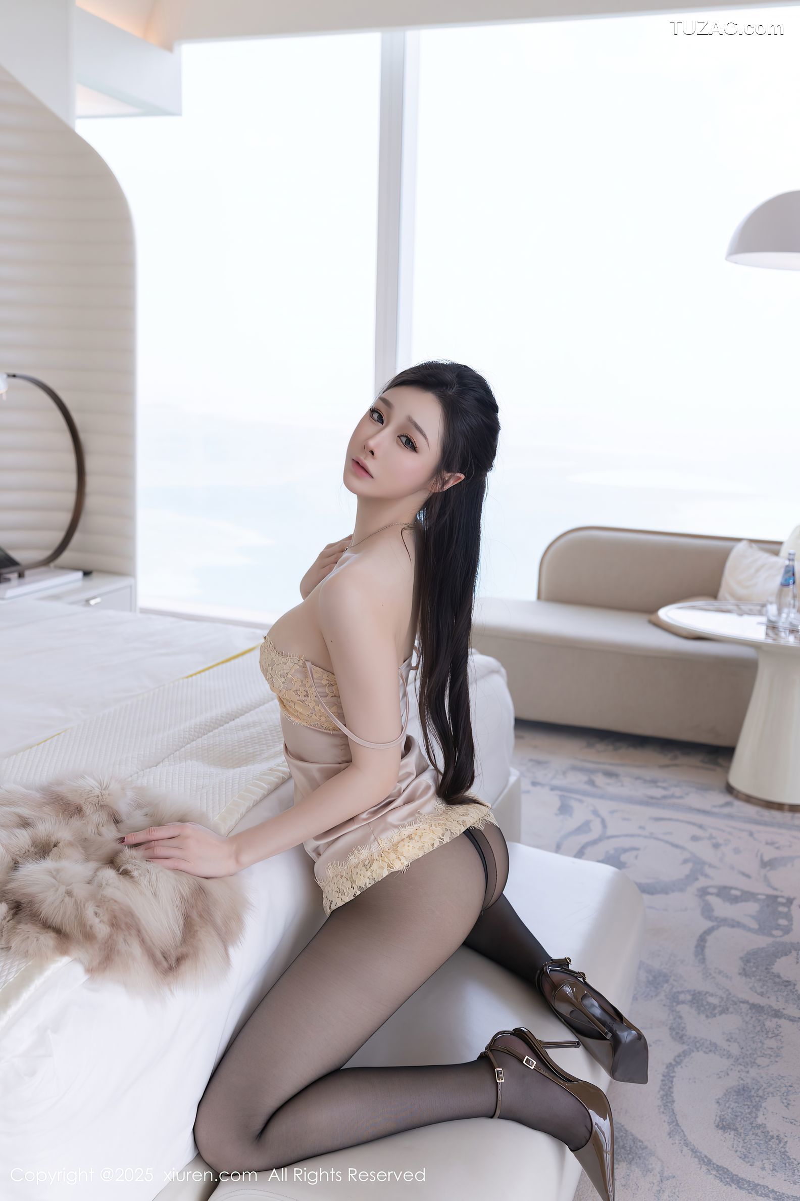 XiuRen秀人网-10259-小逗逗-皮草披肩浅色吊带睡裙黑丝-2025.05.09