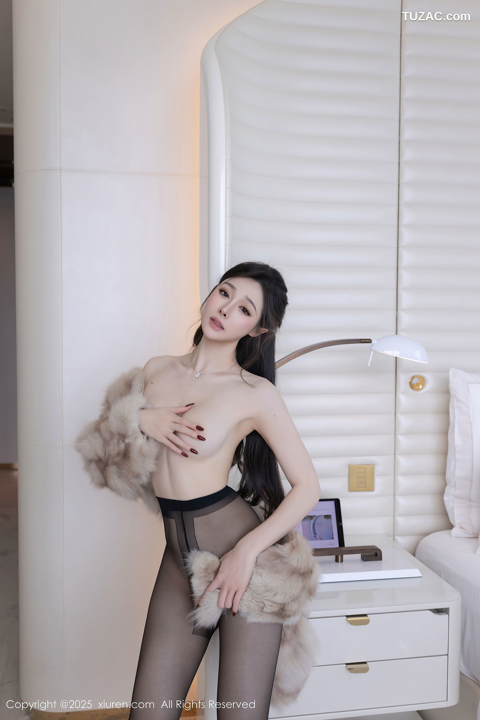 XiuRen秀人网-10259-小逗逗-皮草披肩浅色吊带睡裙黑丝-2025.05.09