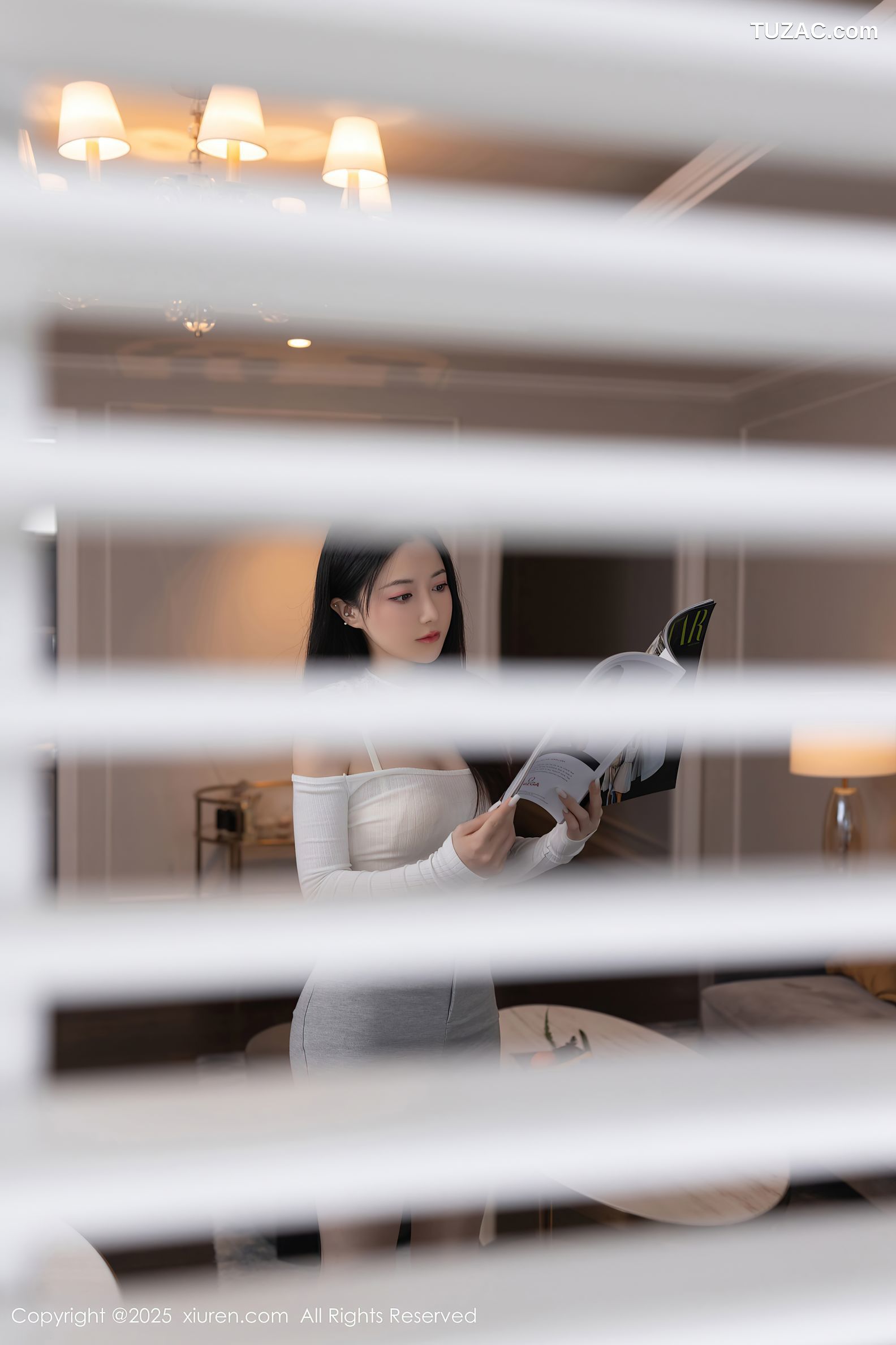 XiuRen秀人网-10261-鱼子酱Fish-白T灰短裤白色内衣白丝-2025.05.09