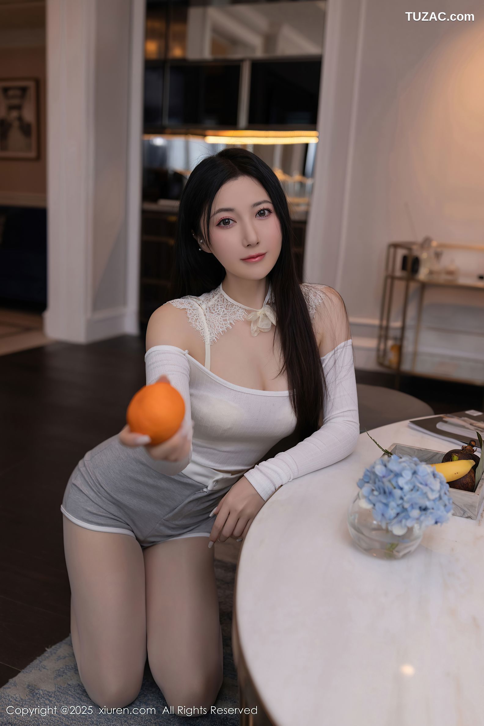 XiuRen秀人网-10261-鱼子酱Fish-白T灰短裤白色内衣白丝-2025.05.09