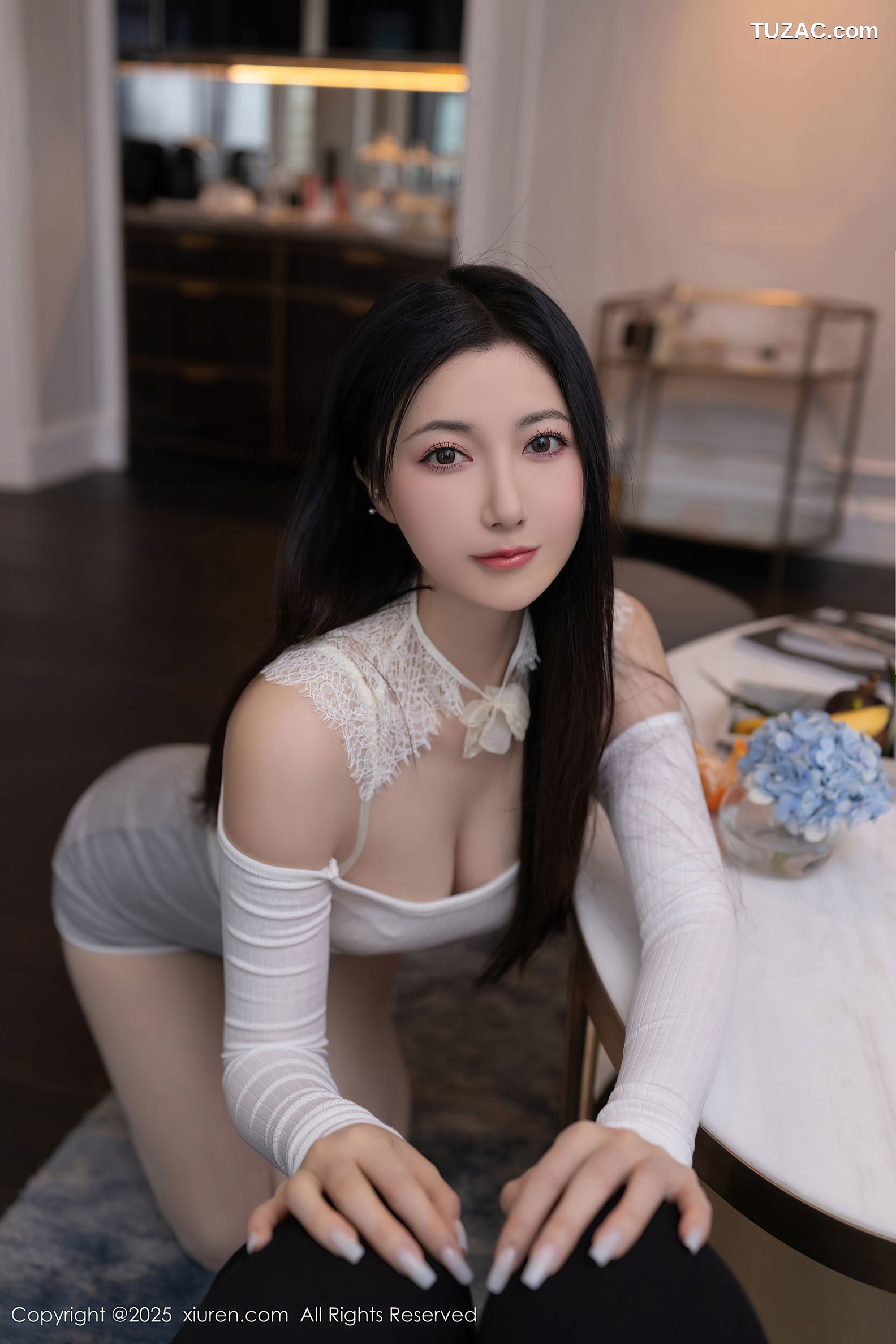 XiuRen秀人网-10261-鱼子酱Fish-白T灰短裤白色内衣白丝-2025.05.09