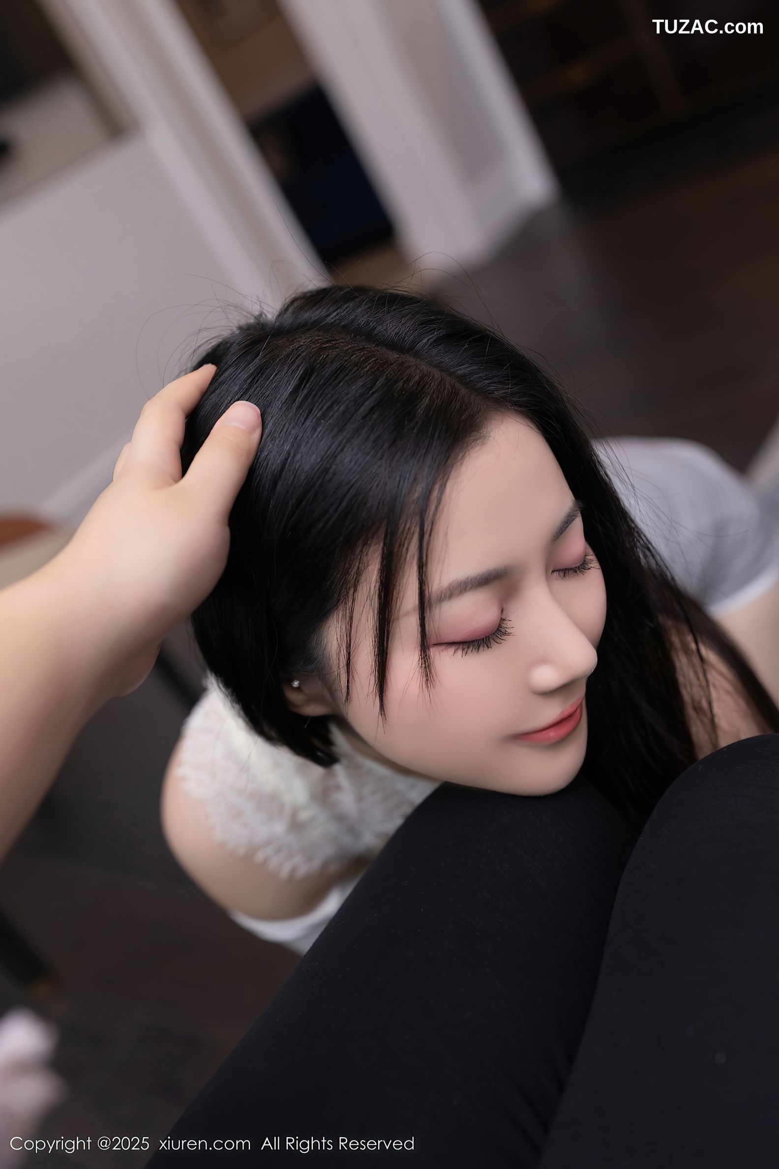 XiuRen秀人网-10261-鱼子酱Fish-白T灰短裤白色内衣白丝-2025.05.09