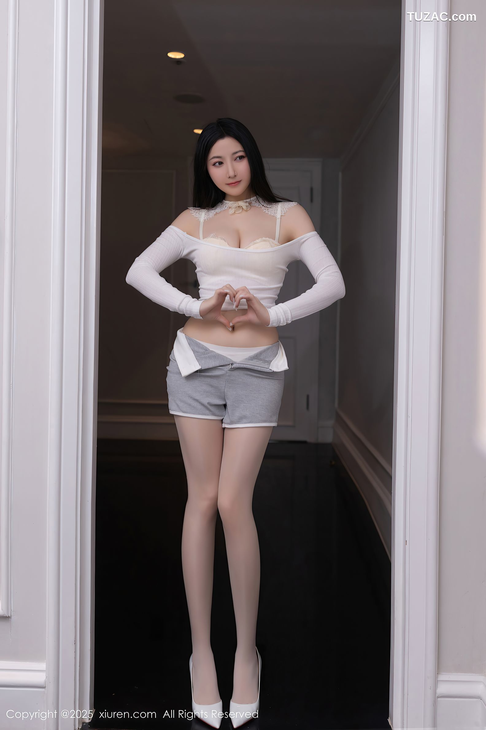 XiuRen秀人网-10261-鱼子酱Fish-白T灰短裤白色内衣白丝-2025.05.09