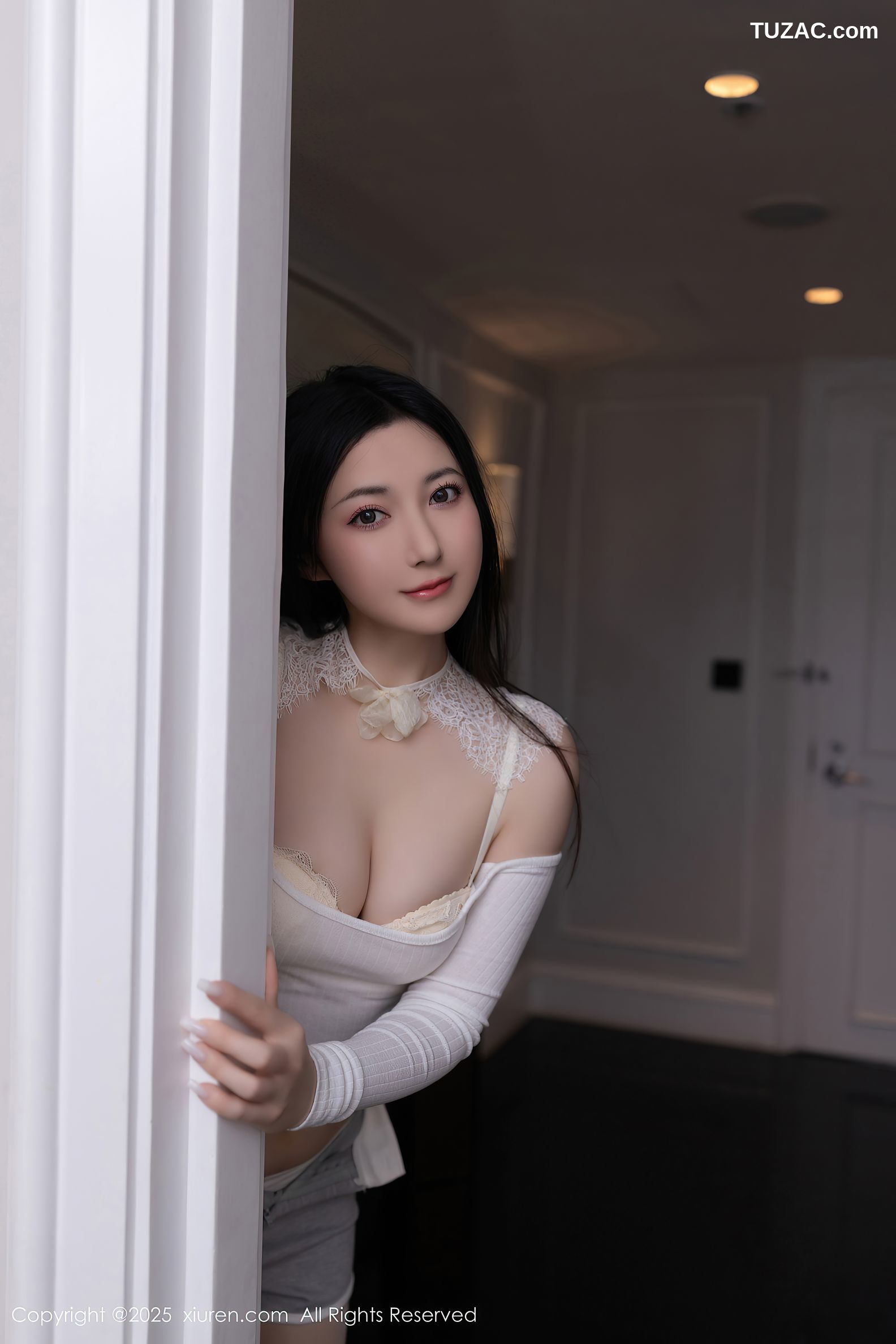 XiuRen秀人网-10261-鱼子酱Fish-白T灰短裤白色内衣白丝-2025.05.09