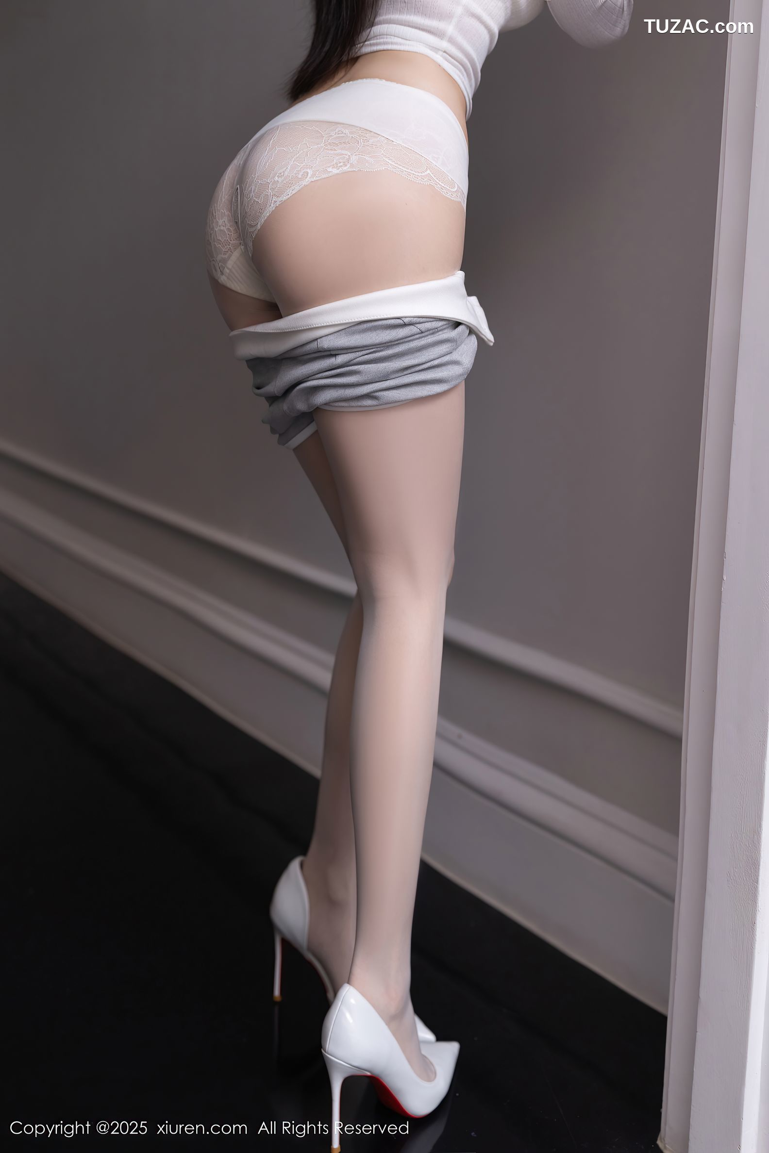XiuRen秀人网-10261-鱼子酱Fish-白T灰短裤白色内衣白丝-2025.05.09