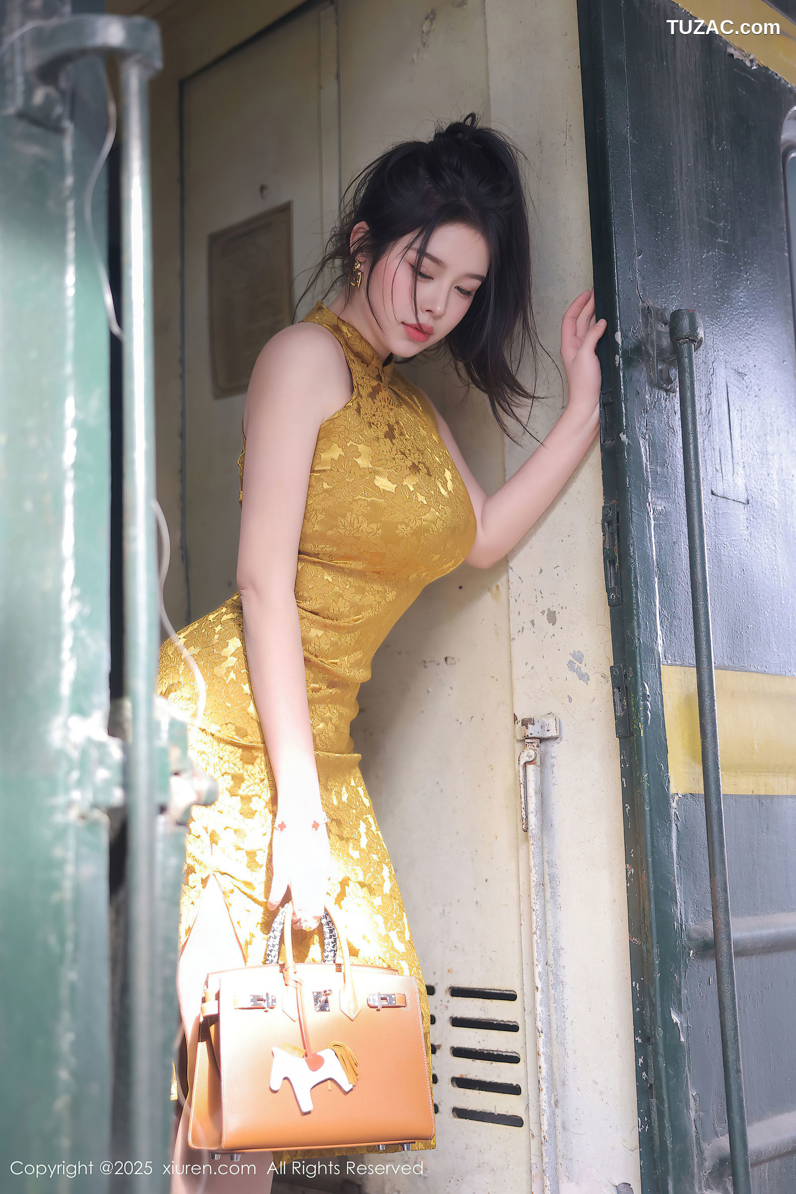 XiuRen秀人网-10269-林若凡F-金色旗袍淡粉色内衣-2025.05.13