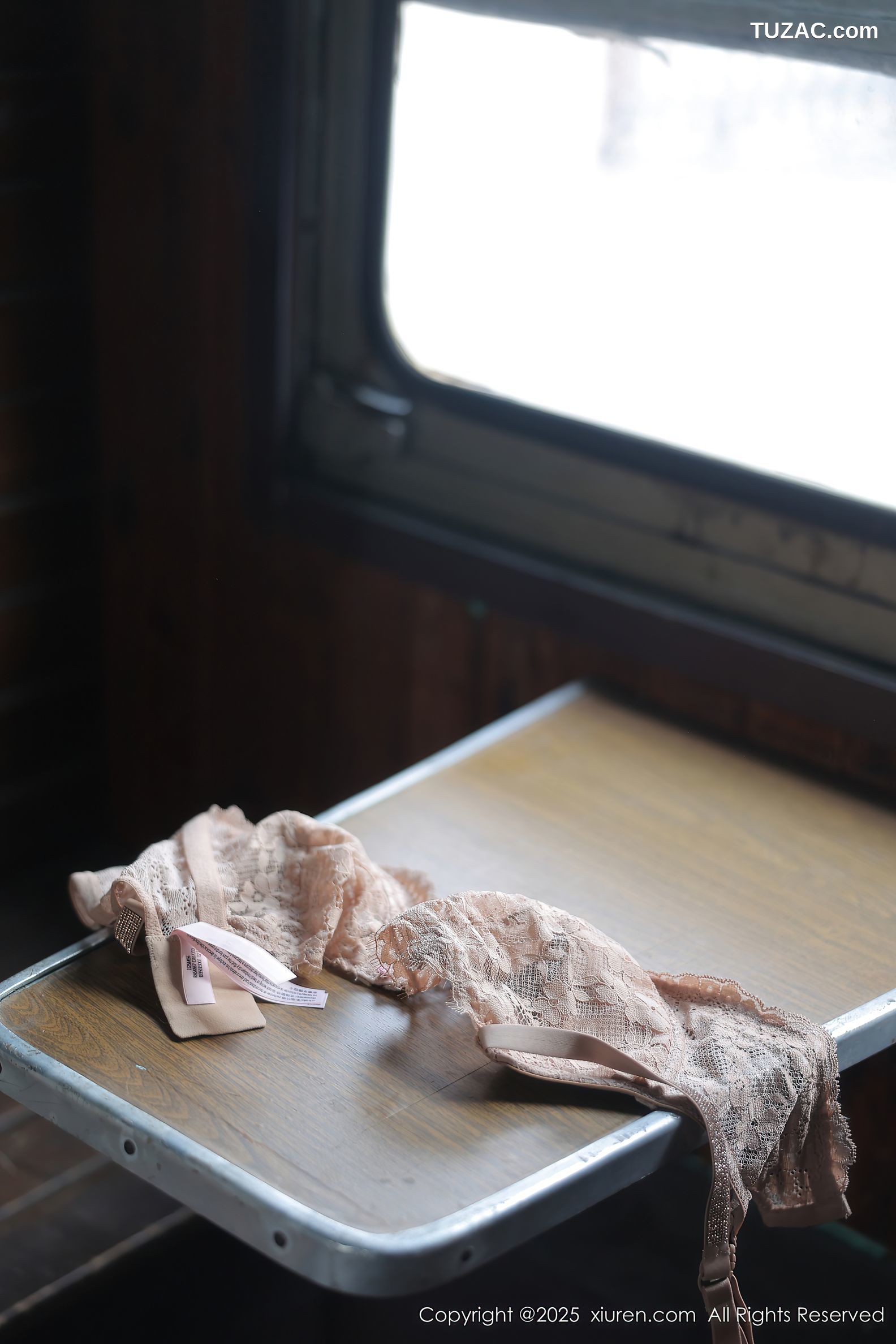 XiuRen秀人网-10269-林若凡F-金色旗袍淡粉色内衣-2025.05.13