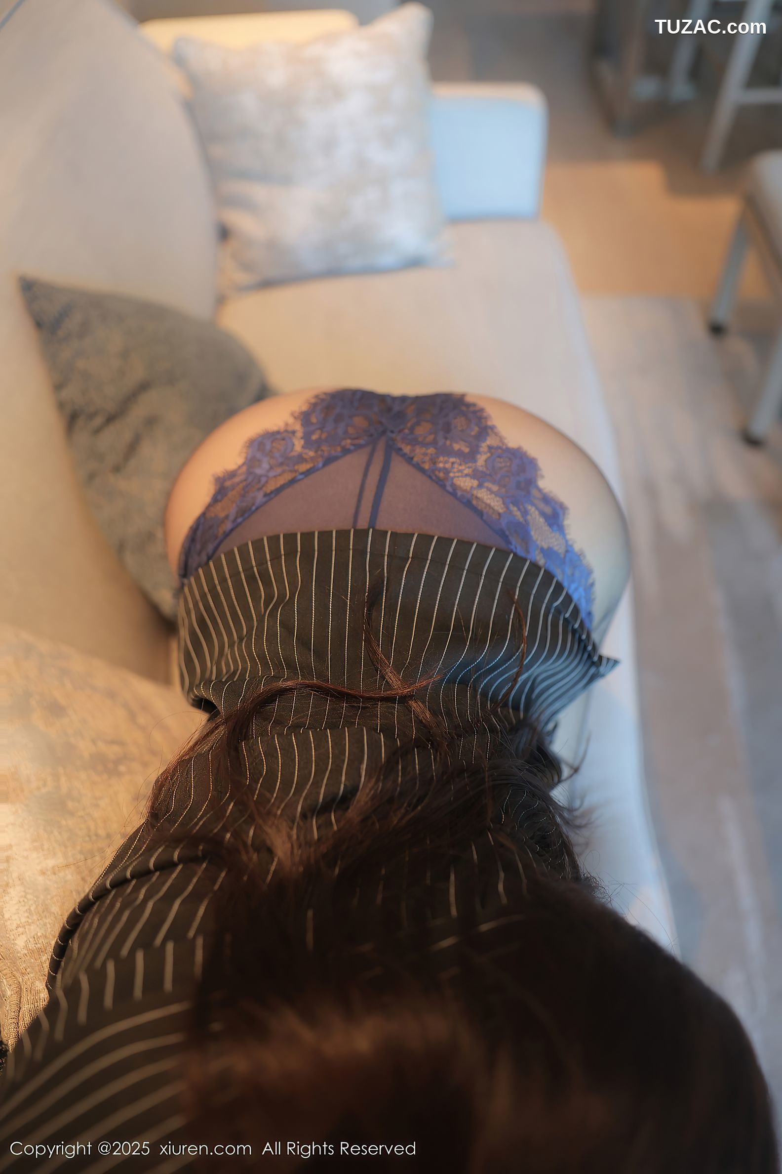 XiuRen秀人网-10285-奶油猫呀-OL黑色条纹衬衫蓝蕾丝内衣黑丝-2025.05.16