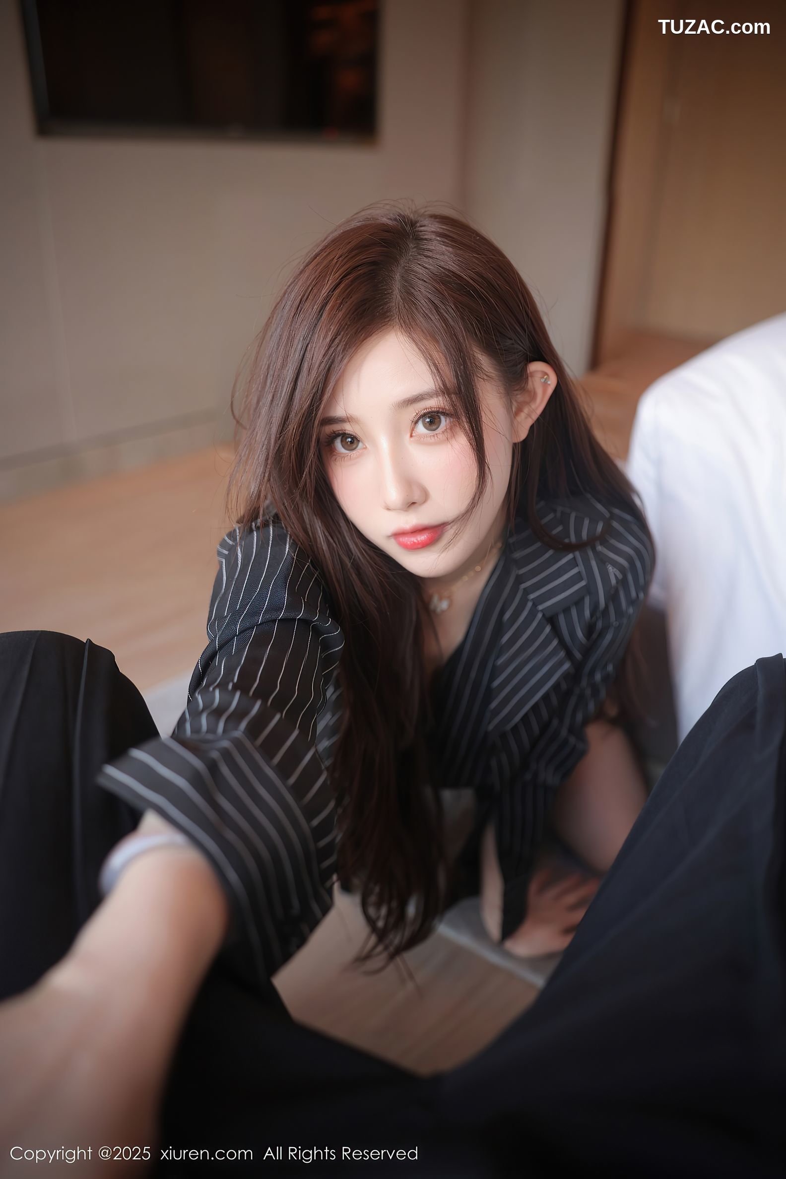 XiuRen秀人网-10285-奶油猫呀-OL黑色条纹衬衫蓝蕾丝内衣黑丝-2025.05.16