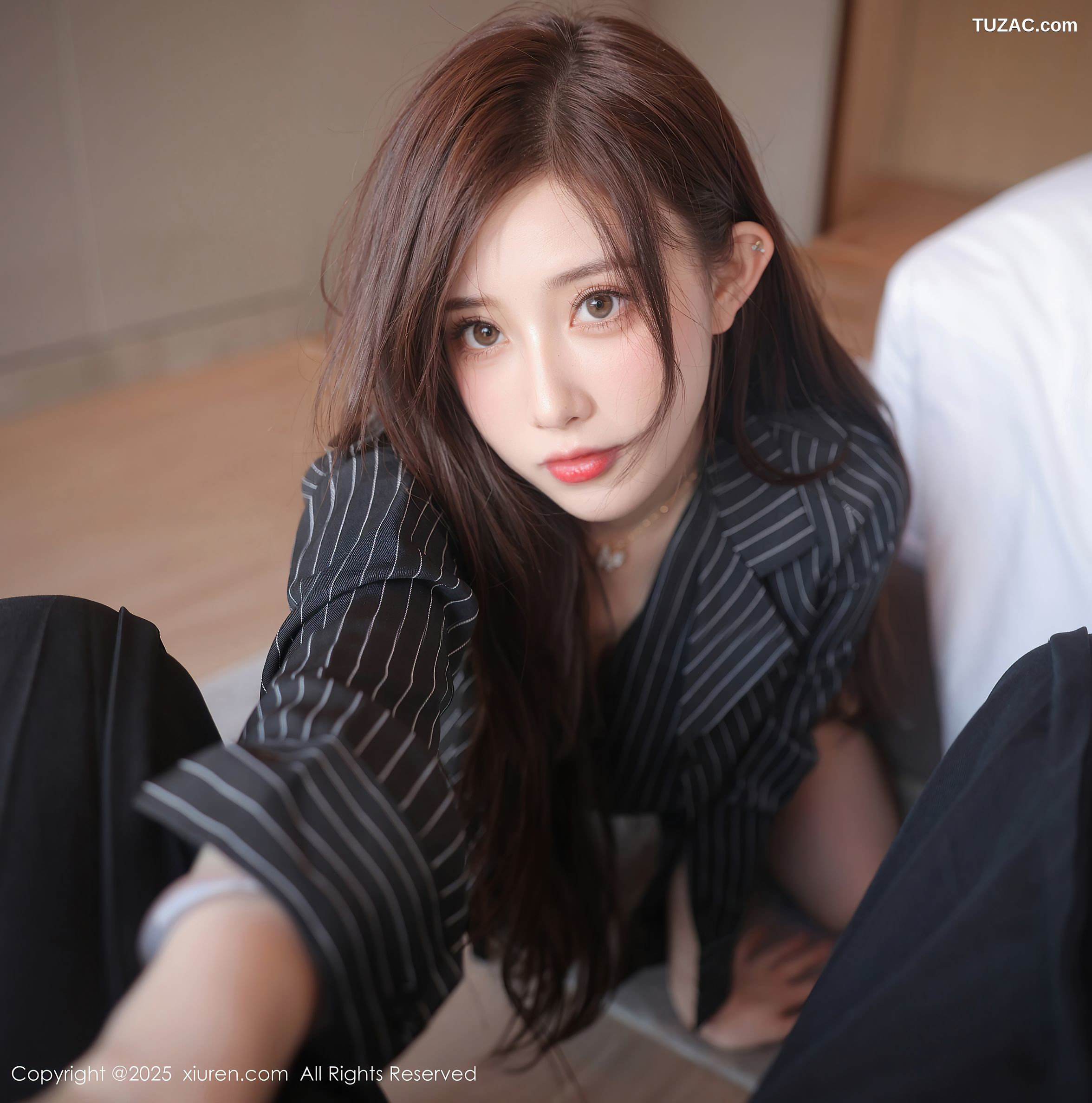 XiuRen秀人网-10285-奶油猫呀-OL黑色条纹衬衫蓝蕾丝内衣黑丝-2025.05.16