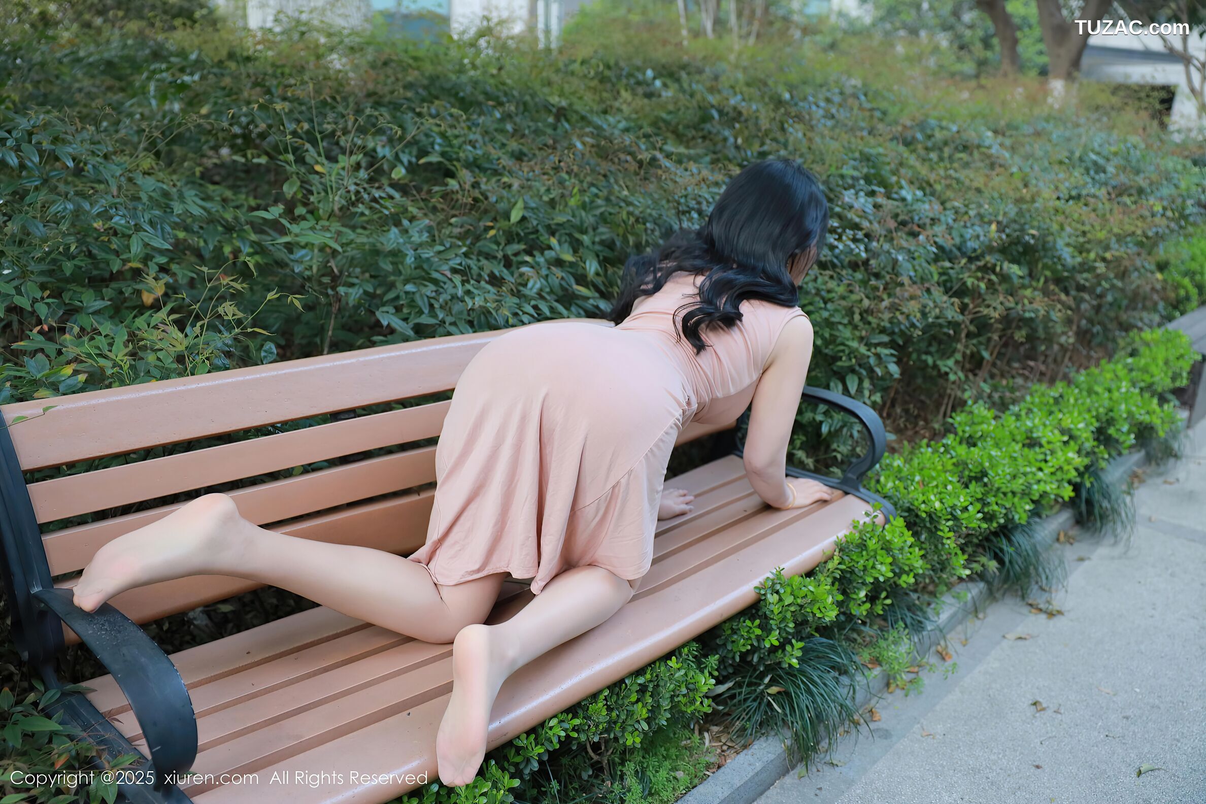 XiuRen秀人网-10304-麦田-街拍粉色连衣裙黑网情趣内衣爆乳-2025.05.21