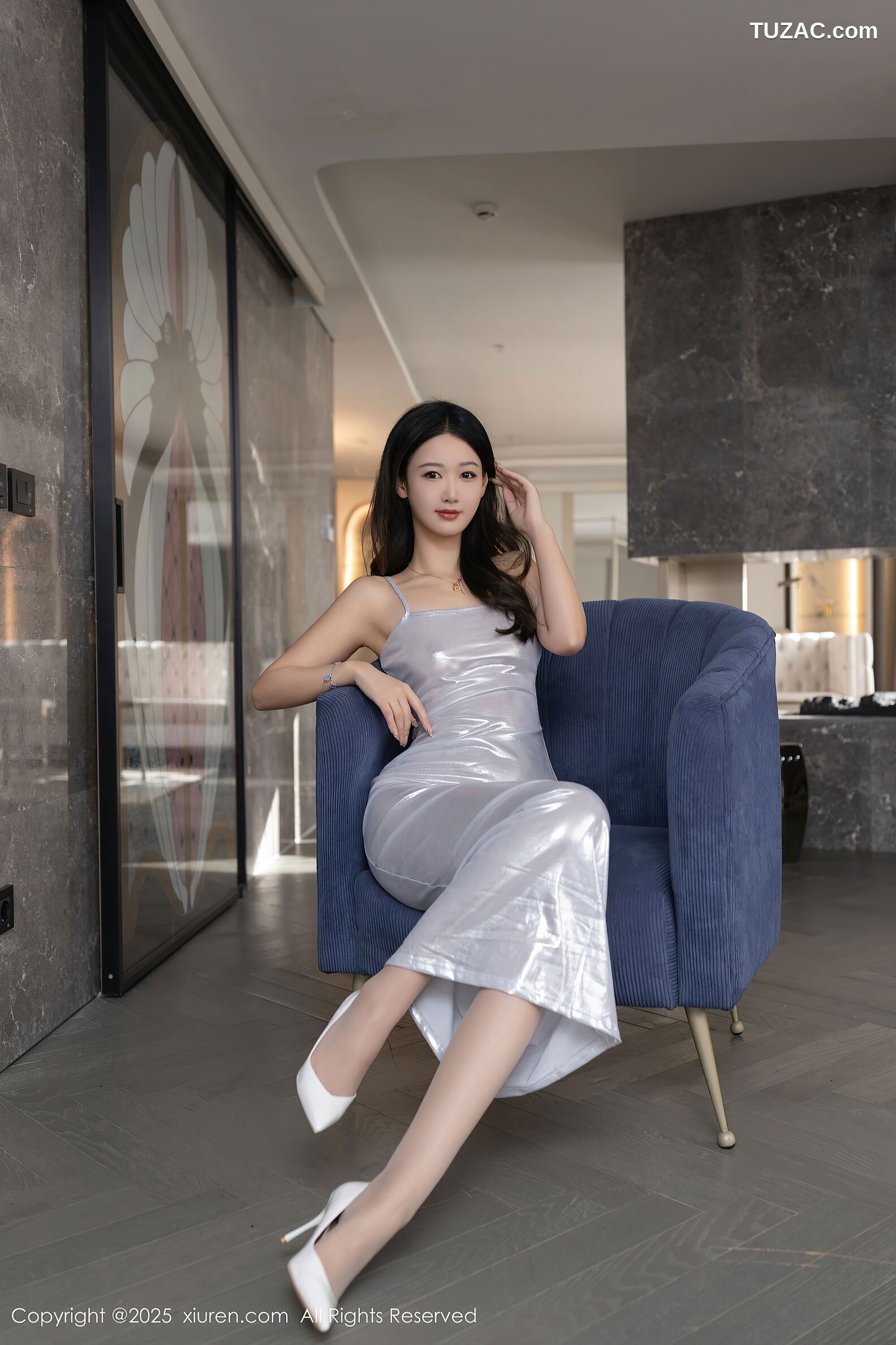 XiuRen秀人网-10328-唐安琪-银色吊带连衣裙诱人肉色丝袜-2025.05.26