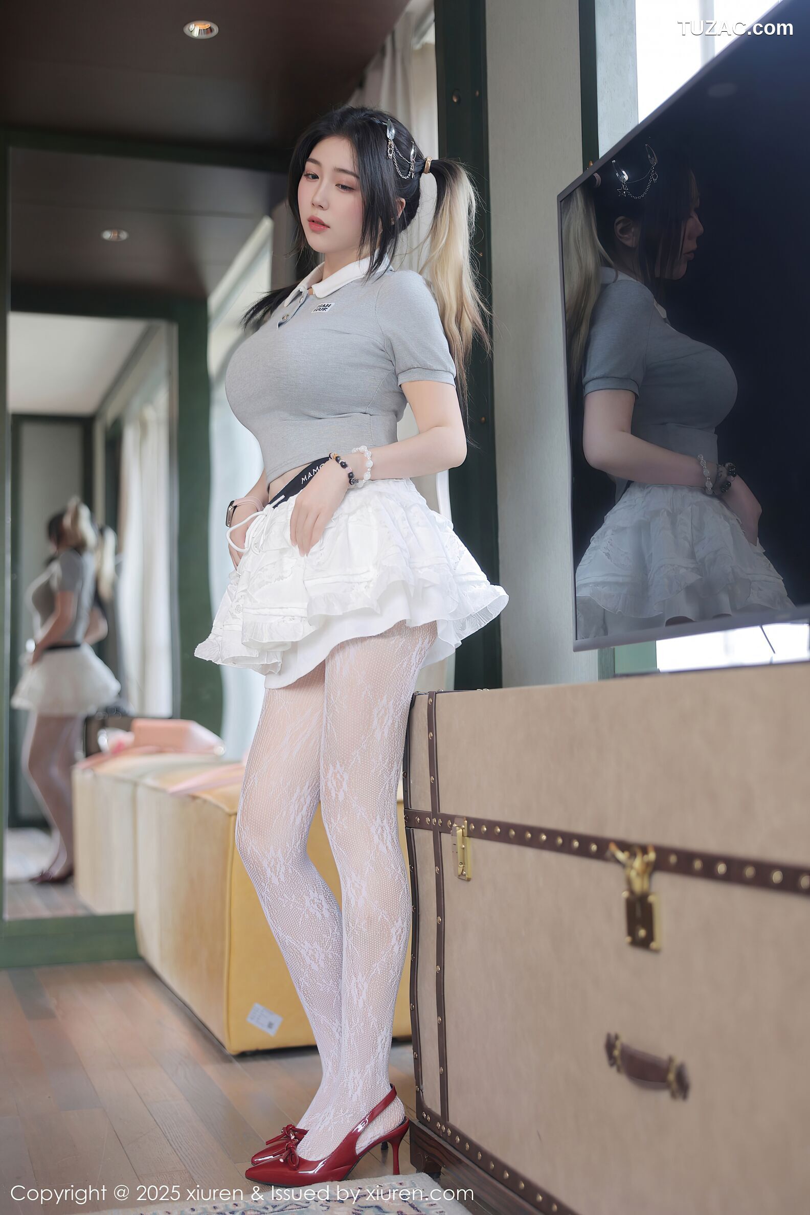 XiuRen秀人网-10330-诺诺Hsu-灰T白色百褶裙白色蕾丝袜-2025.05.27