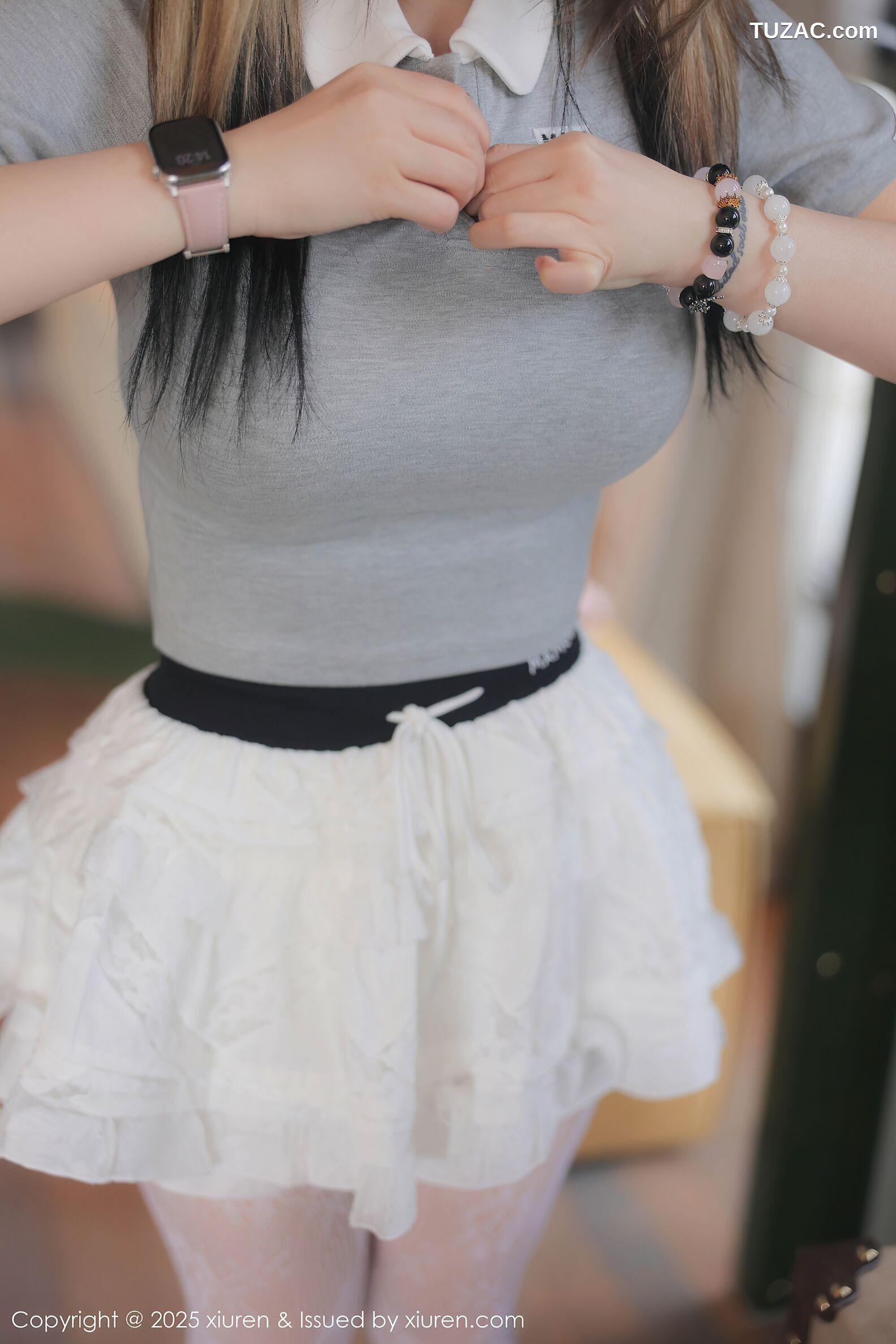 XiuRen秀人网-10330-诺诺Hsu-灰T白色百褶裙白色蕾丝袜-2025.05.27