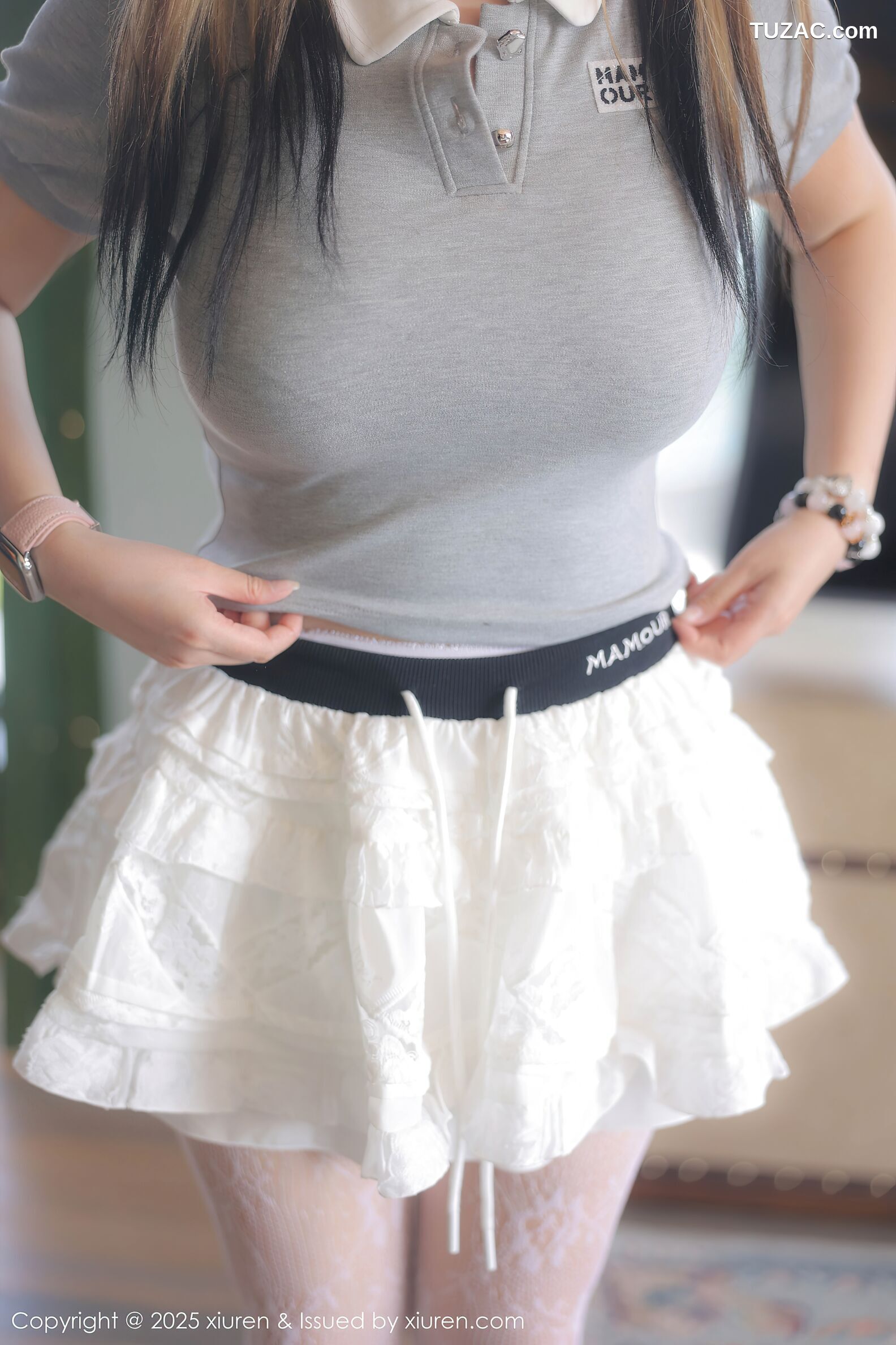 XiuRen秀人网-10330-诺诺Hsu-灰T白色百褶裙白色蕾丝袜-2025.05.27