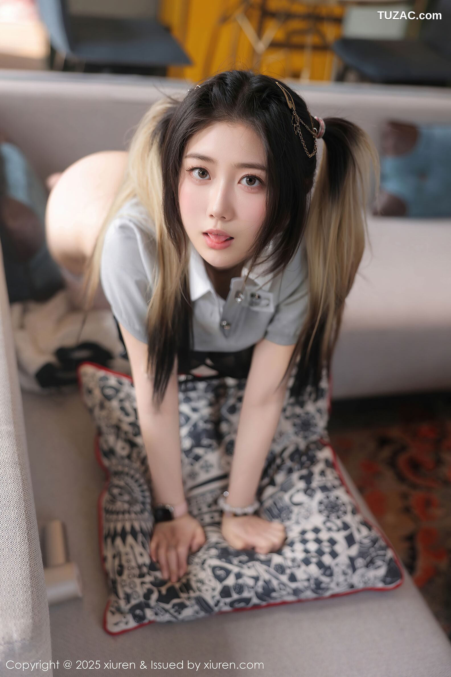 XiuRen秀人网-10330-诺诺Hsu-灰T白色百褶裙白色蕾丝袜-2025.05.27