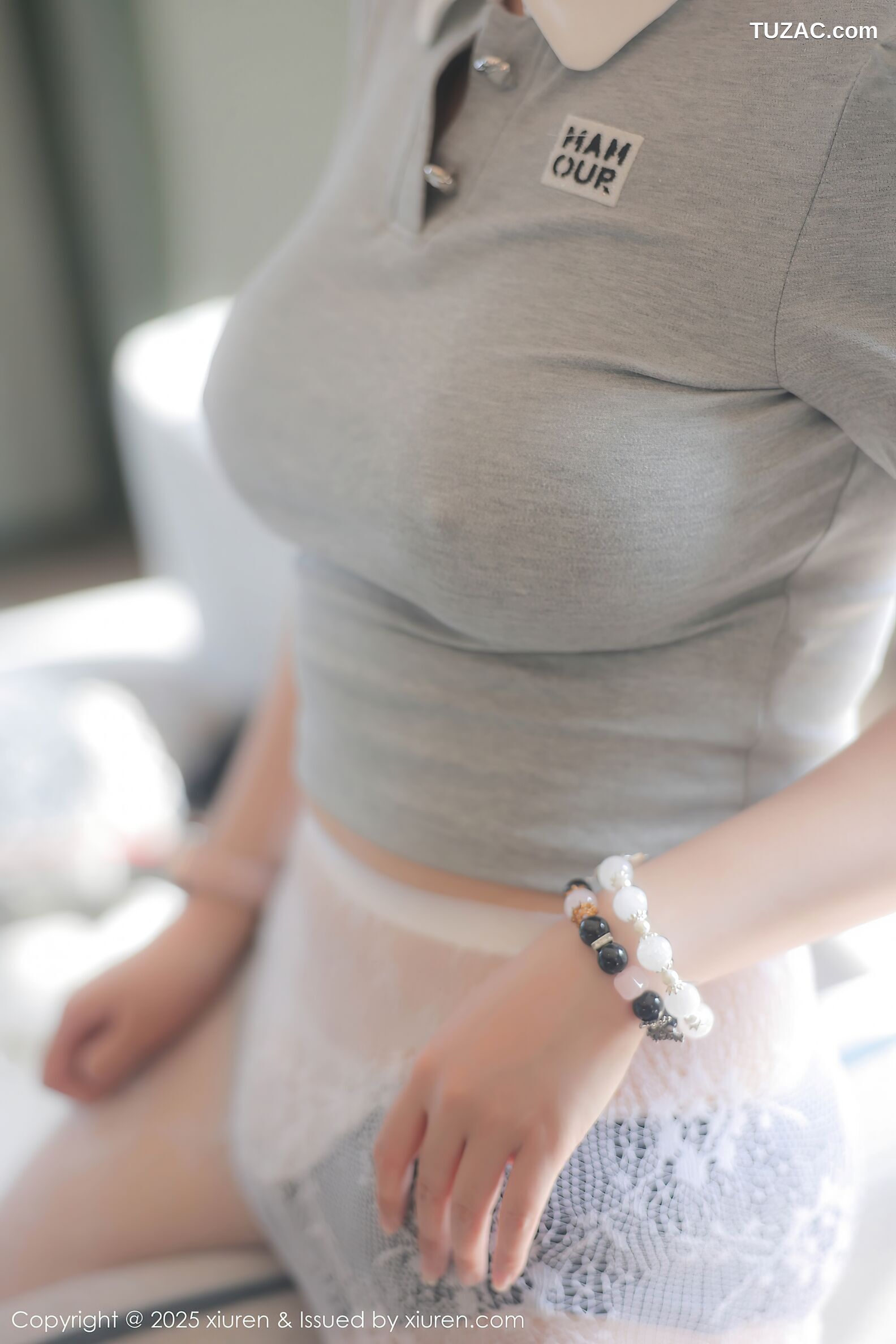 XiuRen秀人网-10330-诺诺Hsu-灰T白色百褶裙白色蕾丝袜-2025.05.27