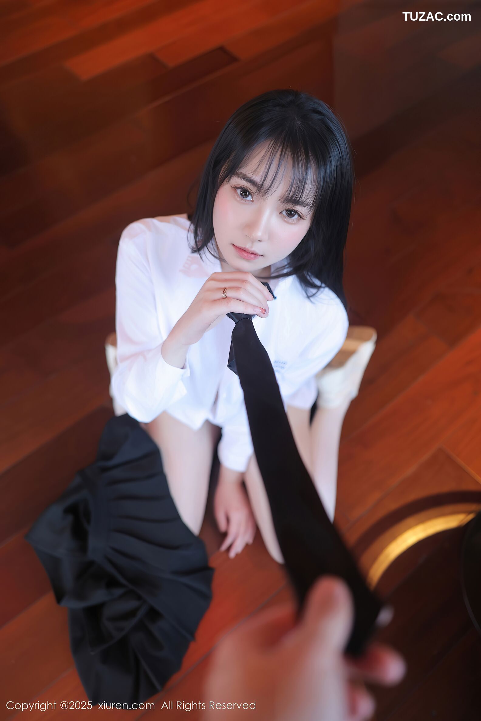 XiuRen秀人网-10335-软情-白衬衫黑短裙女生诱人白色丝袜-2025.05.28