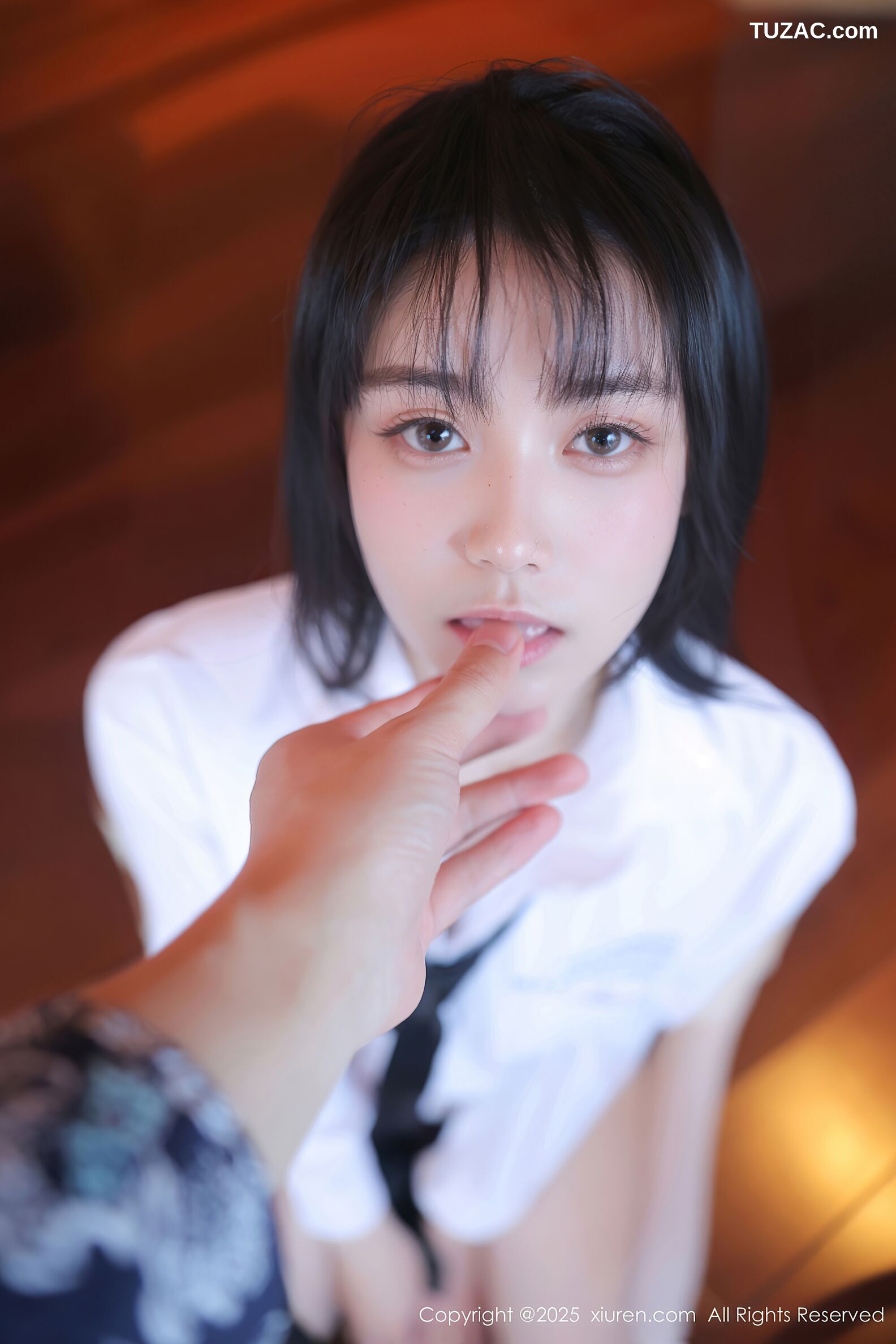 XiuRen秀人网-10335-软情-白衬衫黑短裙女生诱人白色丝袜-2025.05.28