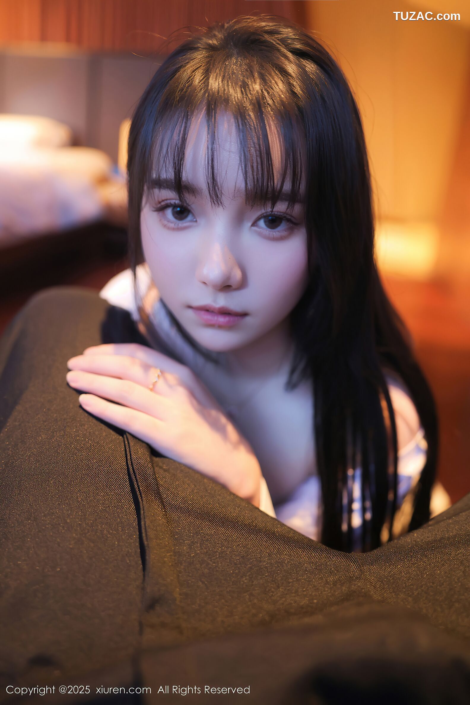 XiuRen秀人网-10335-软情-白衬衫黑短裙女生诱人白色丝袜-2025.05.28