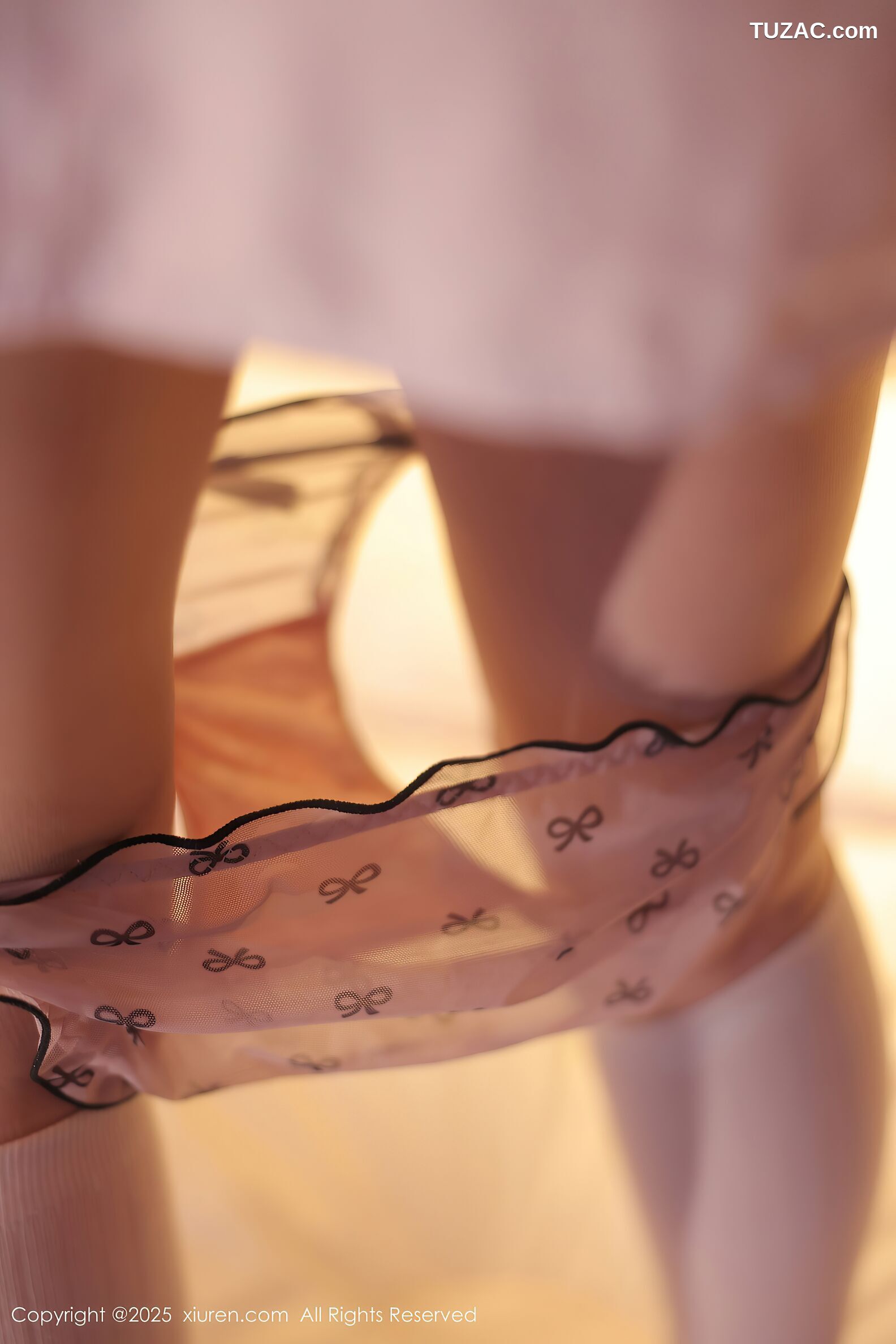 XiuRen秀人网-10335-软情-白衬衫黑短裙女生诱人白色丝袜-2025.05.28