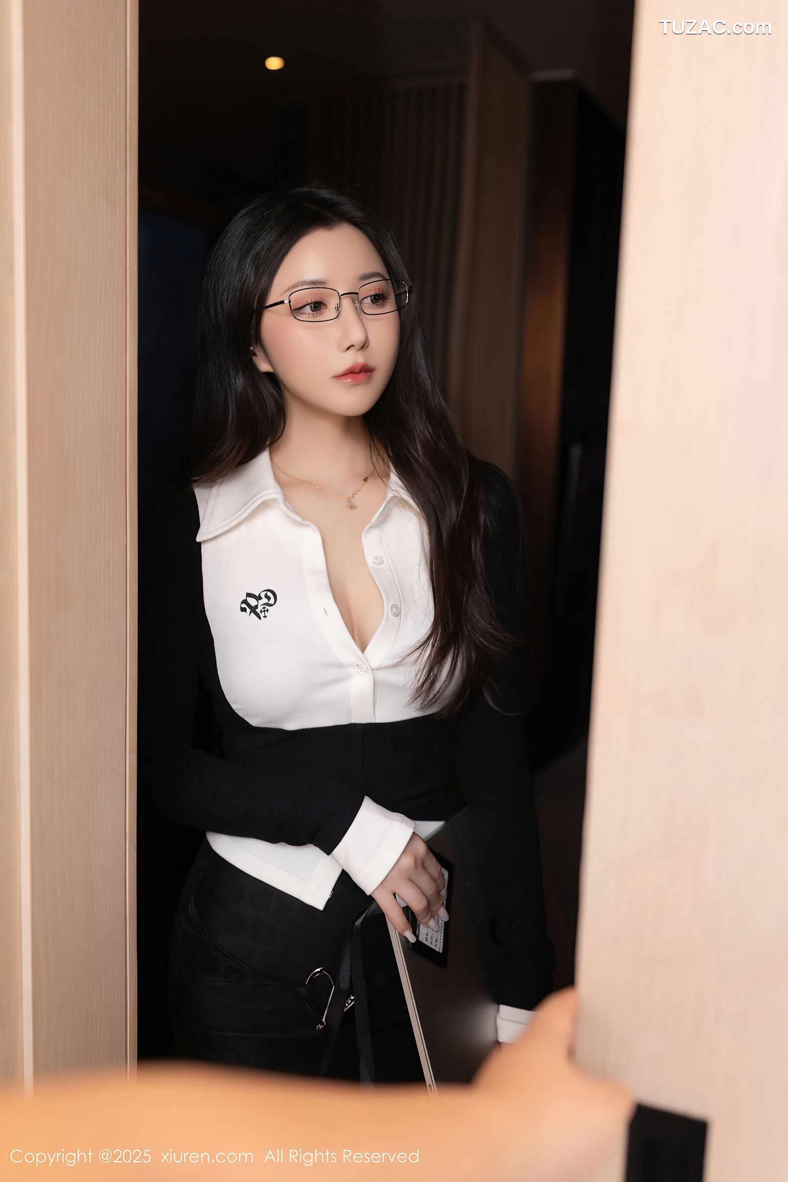 XiuRen秀人网-10353-鱼子酱Fish-OL黑短裙黑丝丢失的证件场景-2025.05.29