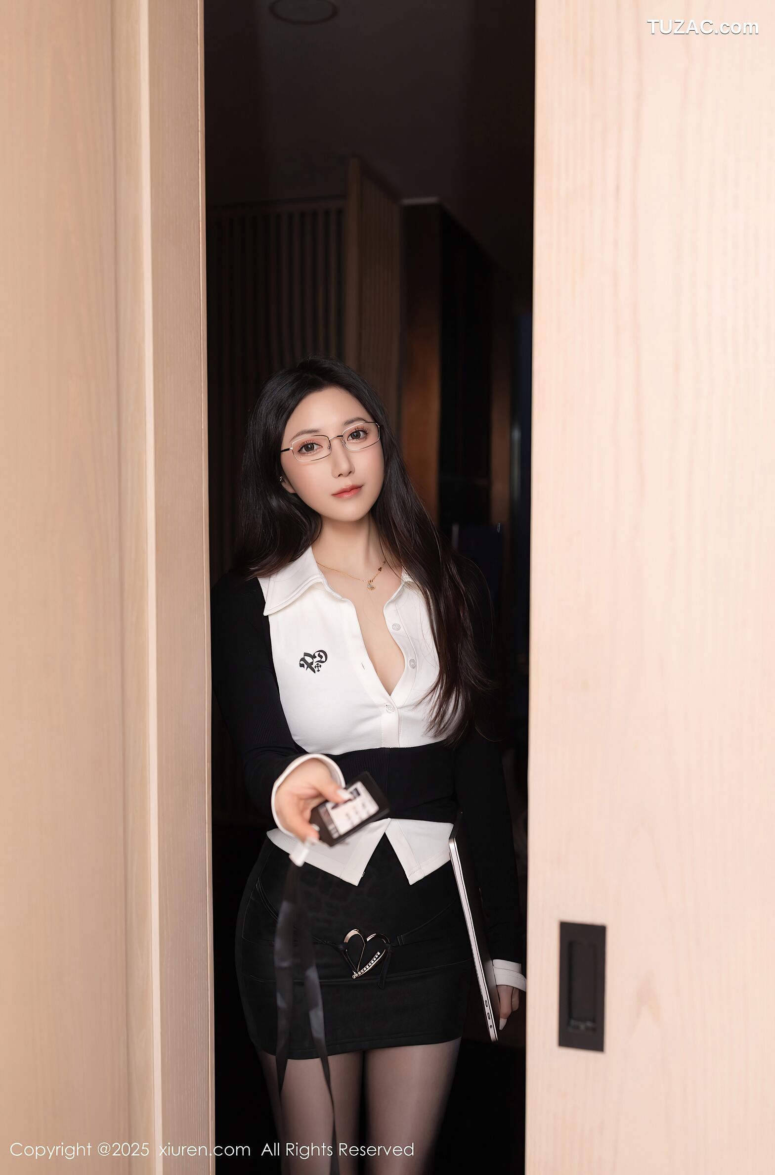 XiuRen秀人网-10353-鱼子酱Fish-OL黑短裙黑丝丢失的证件场景-2025.05.29