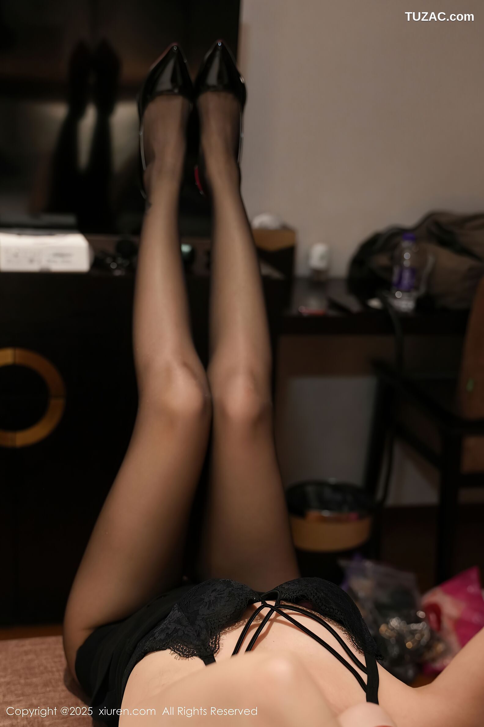 XiuRen秀人网-10372-白芷yy-黑色包臀魅惑黑丝-2025.06.06